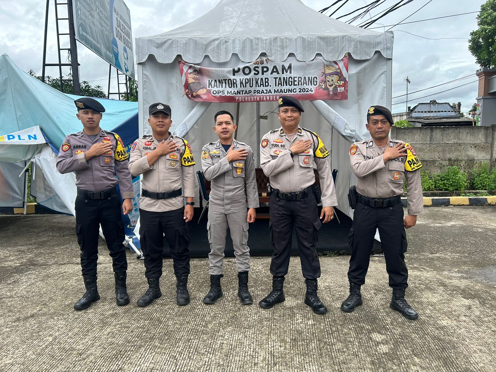 Personil Sat Pamobvit Polresta Tangerang melaksanakan kegiatan Pengamanan di Kantor KPU Kab.Tangerang dalam rangka Operasi Mantap Praja 2024