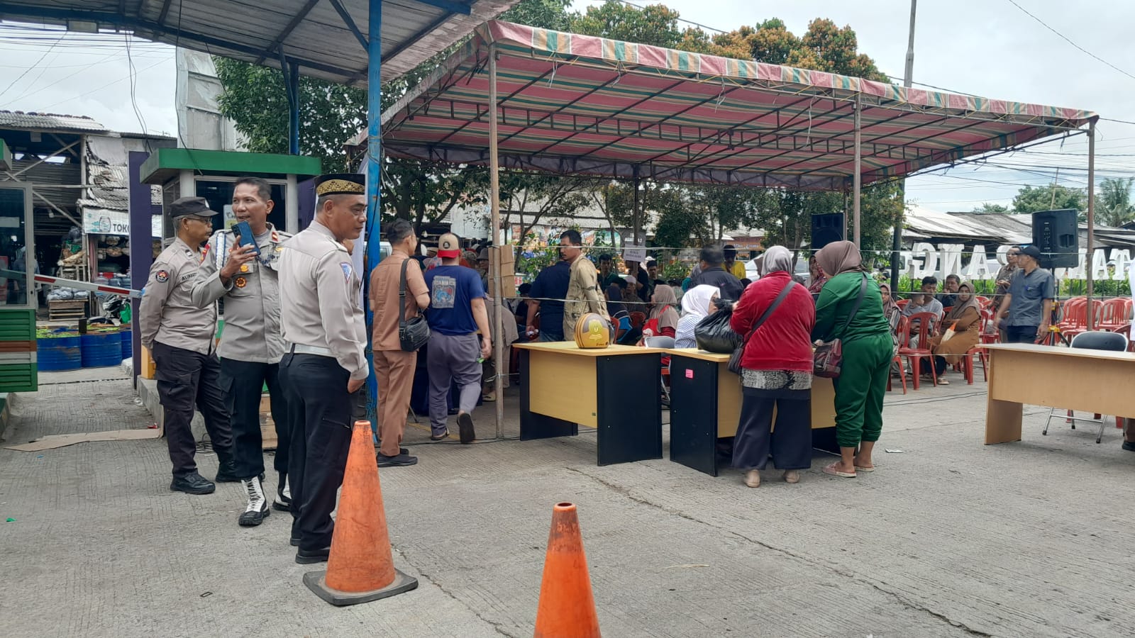 Polsek Pasar Kemis Beri Pengamanan Operasi Pasar Gerakan Pangan Murah