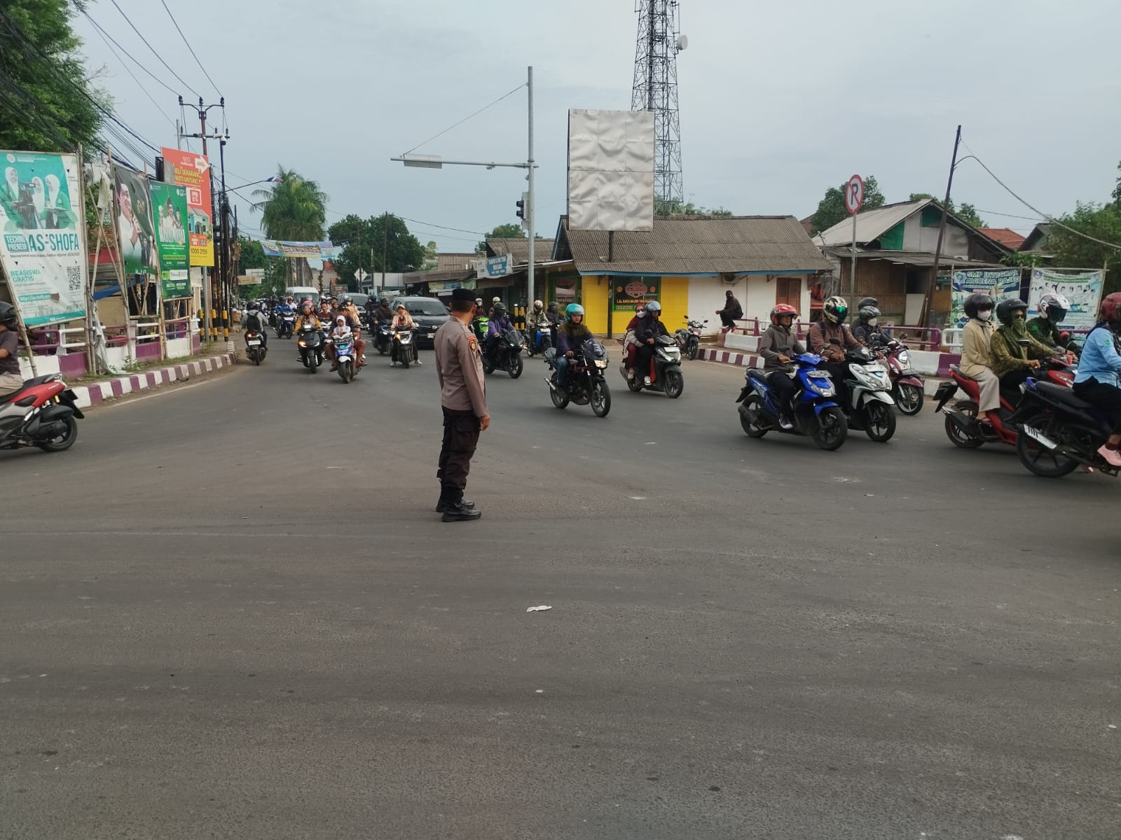 Kanit Samapta Polsek Rajeg giat Gatur lalin pelayanan masyarakat pagi hari di TL Kukun.
