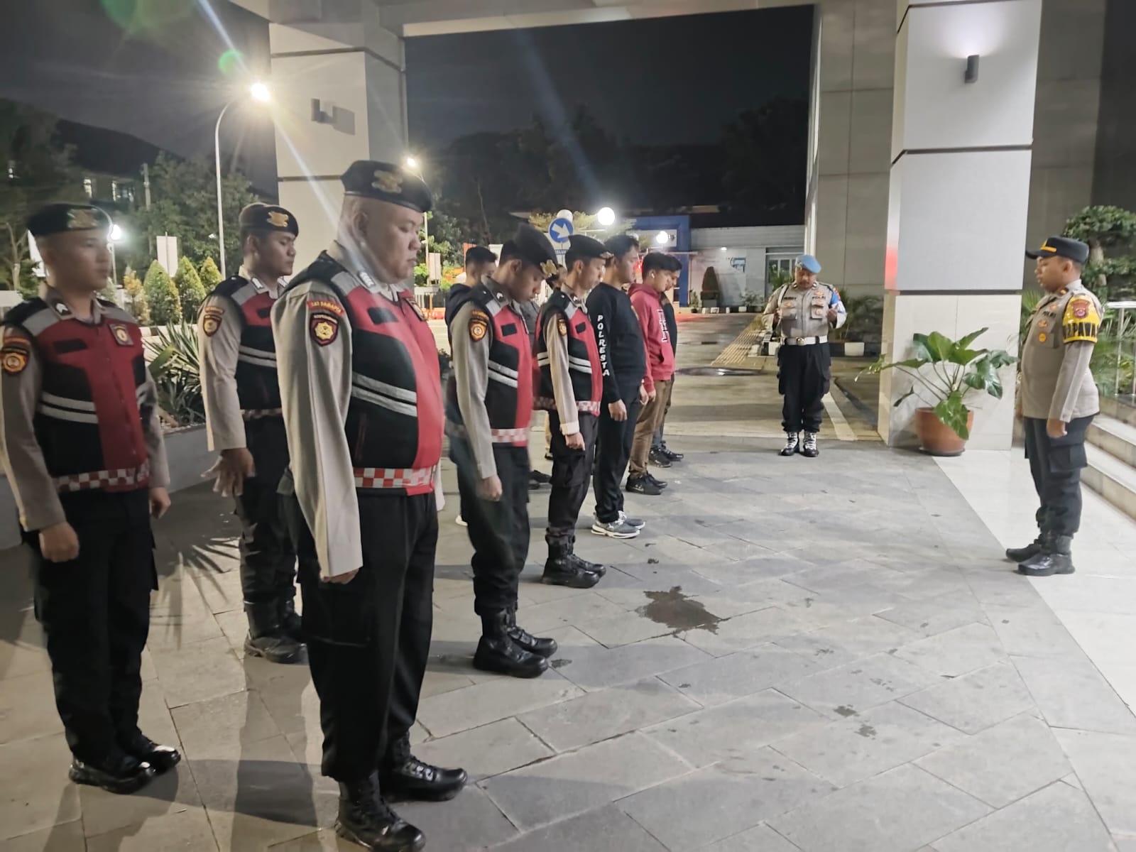 Anggota Sat Intelkam Polresta Tangerang melaksanakan Apel Malam piket Fungsi di Halaman Mapolresta Tangerang