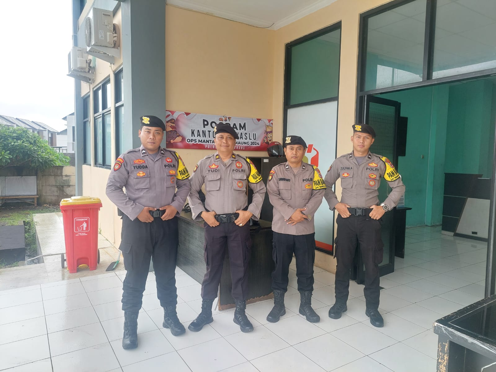 Personil Polresta Tangerang Ditempatkan Dikantor Bawaslu kab Tangerang Dalam Rangka Operasi Mantap Praja