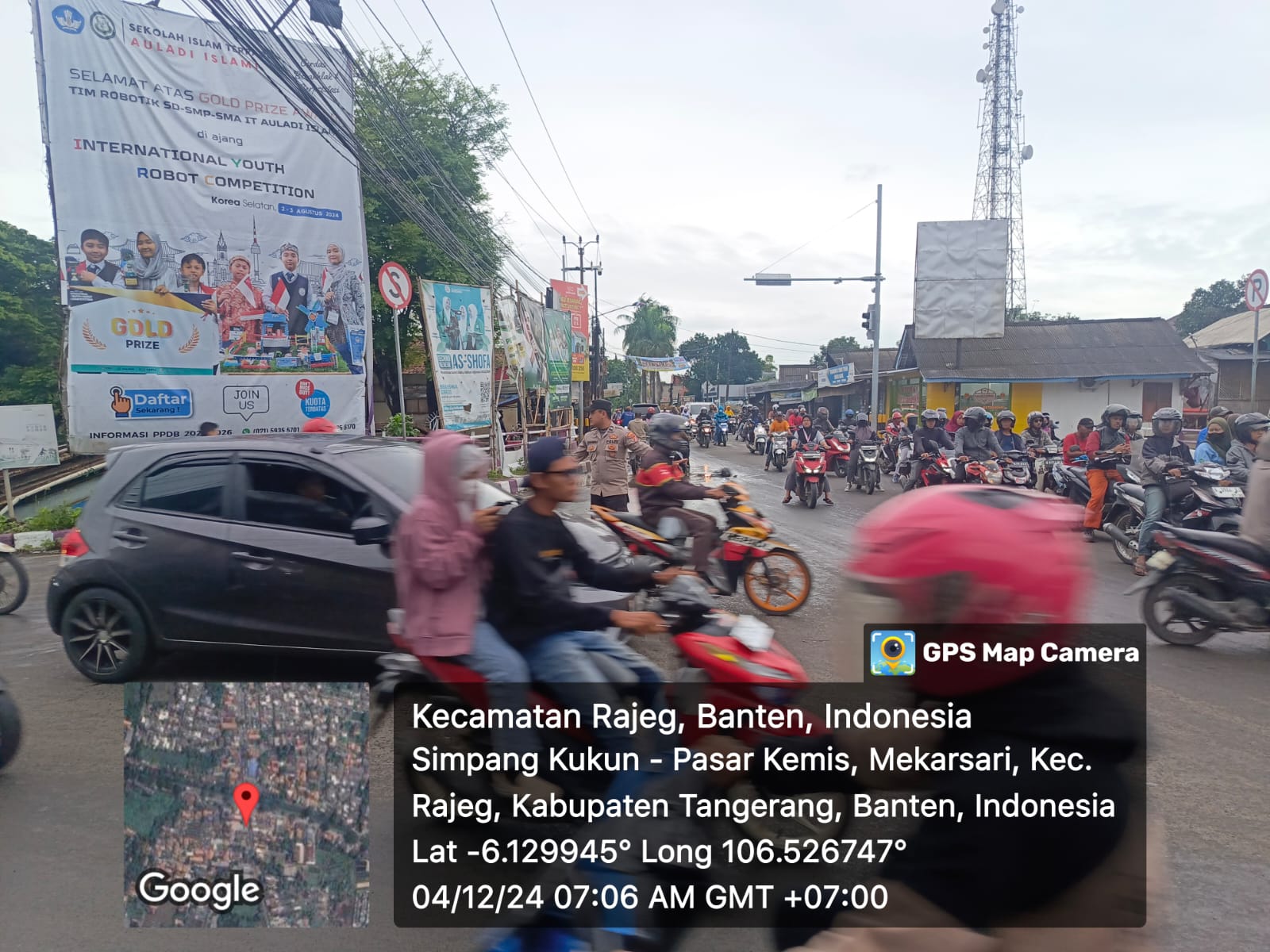 Personil Polsek Rajeg, melaksanakan pengaturan lalin di TL Kukun, antisipasi kemacetan.
