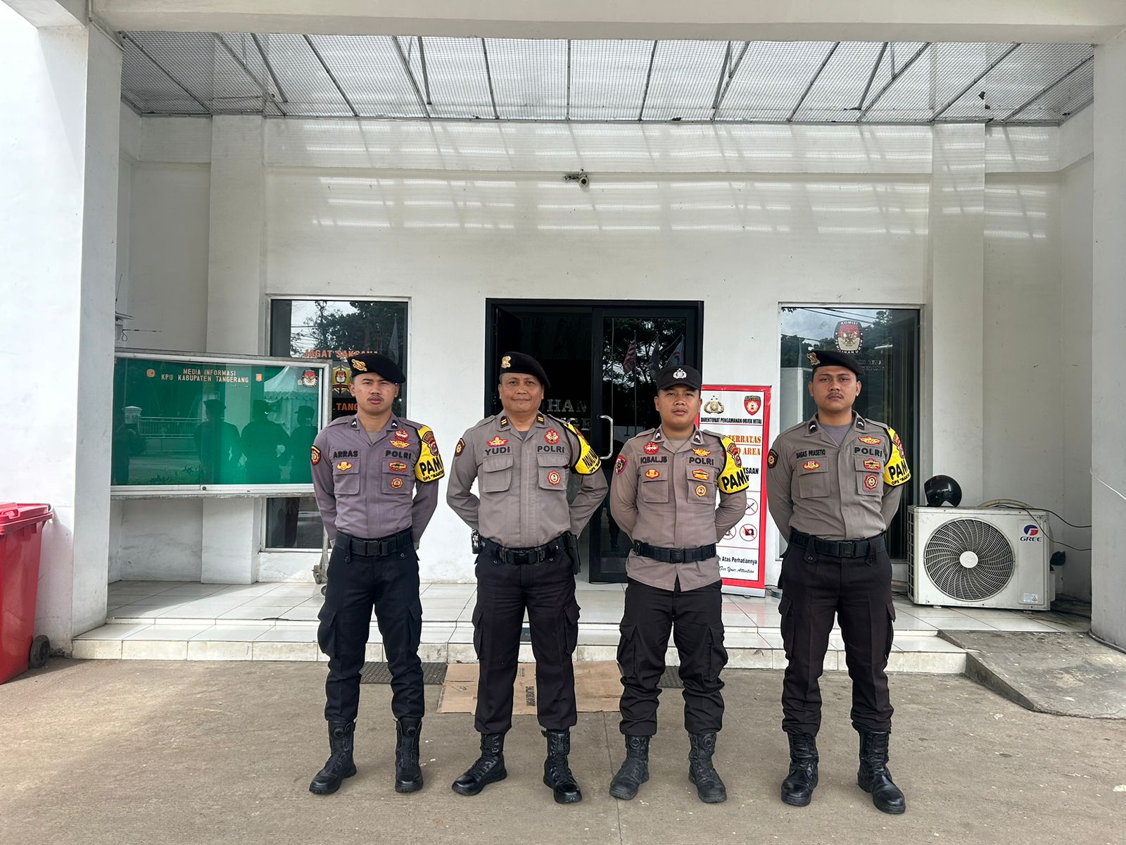 Personil Sat Pamobvit Polresta Tangerang melaksanakan kegiatan Pengamanan di Kantor KPU Kab.Tangerang dalam rangka Operasi Mantap Praja 2024