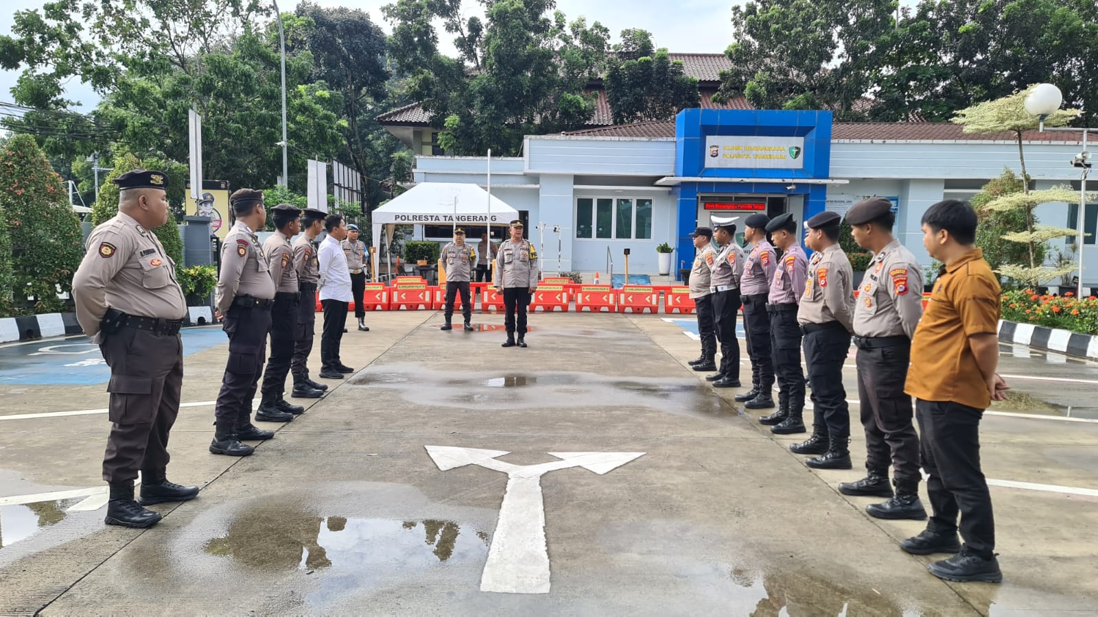 Anggota Sat Intelkam Polresta Tangerang melaksanakan Apel serah terima piket Fungsi di Halaman Mapolresta Tangerang