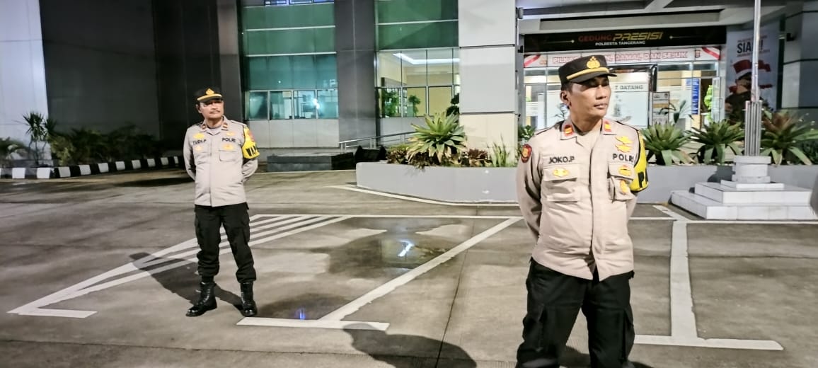Anggota Sat Intelkam Polresta Tangerang melaksanakan Apel Malam piket Fungsi di Halaman Mapolresta Tangerang