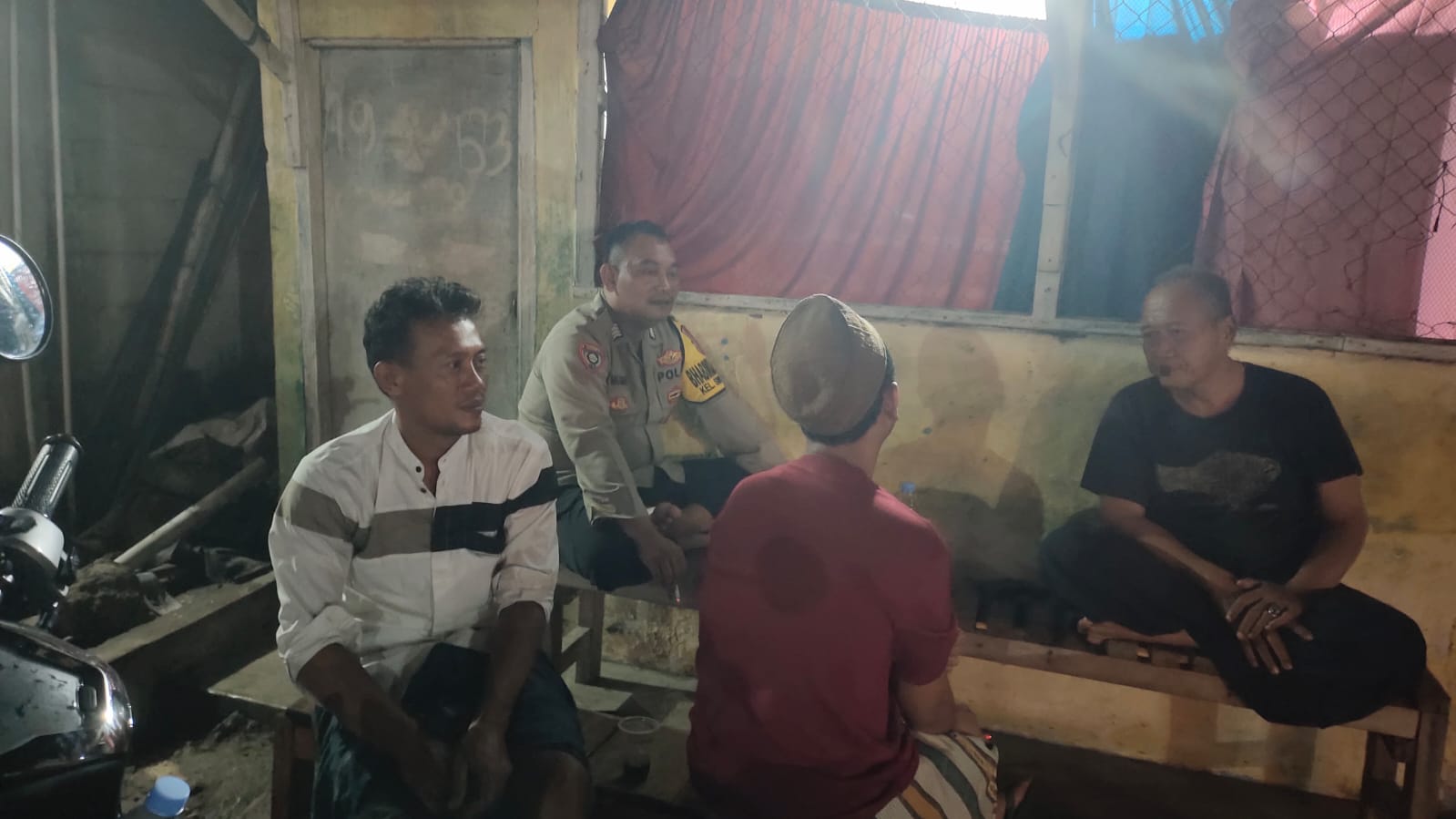 Bhabinkamtibmas Sambang Ke Pols Kamling Samapaikan Pesan Kamtibmas