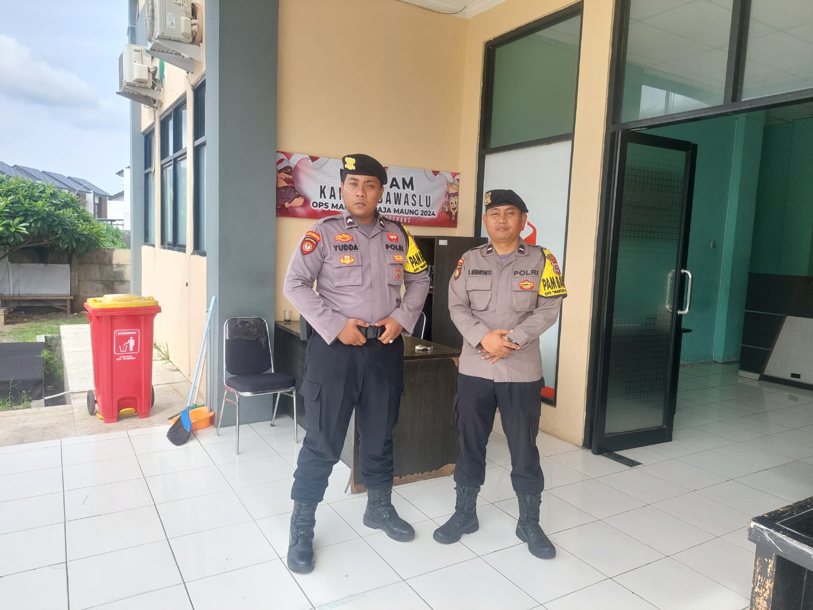 Personil Polresta Tangerang Ditempatkan Dikantor Bawaslu Kabupaten Tangerang Dalam Rangka Operasi Mantap Praja
