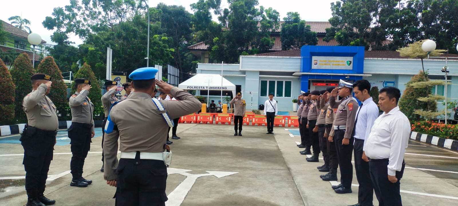 Anggota Sat Intelkam Polresta Tangerang melaksanakan Apel serah terima piket Fungsi di Halaman Mapolresta Tangerang