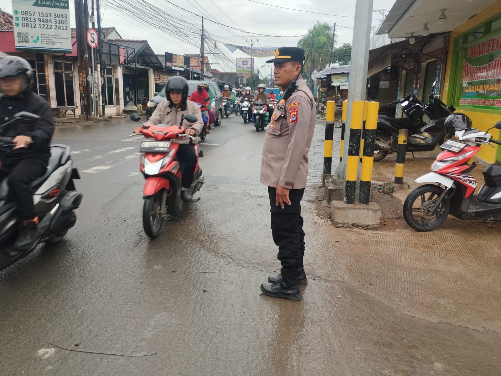 Antisipasi kemacetan, Kanit Samapta Polsek Rajeg, giat gatur lalin di TL Kukun.