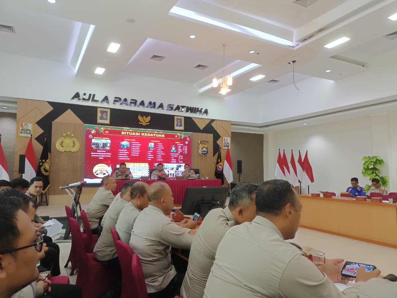 Siwas Polresta Tangerang Wajib Input Analisa Beban Kerja (SI ABK PRESISI)Kab Tangerang – Analisa Beban Kerja (ABK) merupakan salah satu upaya Polri agar dapat menciptakan sistem kerja yang disesuaikan dengan kebutuhan personel dan jam kerja yang dibutuhkan, Aplikasi Analisa Beban Kerja (ABK) online juga merupakan variable penunjang bagi Polri untuk menuju Polisi yang profesional, modern dan terpercaya.Kapolresta Tangerang Kombes Pol Baktiar Joko Mujiono melalui kasiwas Akp Subarjo, S.H.,M.Si menerangkan dalam menjawab tantangan tugas tersebut, Polri mengambil langkah-langkah di bidang organisasi dan tata laksana yang salah satunya adalah dengan membuat sistem aplikasi SI-ABK dengan berpedoman pada Perkap Nomor 15 Tahun 2014 yang mengatur tentang perhitungan Analisis Beban Kerja (SI-ABK) di lingkungan Polri.Aplikasi Analisis Beban (ABK) Kerja merupakan sistem Aplikasi yang terintegrasi berbasis Web Service” ujar Kabagren Polresta TangerangBertujuan untuk mengetahui jumlah personel yang ideal, di susun berdasarkan perhitungan yang rasional dan dapat di pertanggungjawabkan guna terwujudnya peningkatan kinerja pegawai negeri pada Polri baik untuk jabatan maupun unit kerjanya.