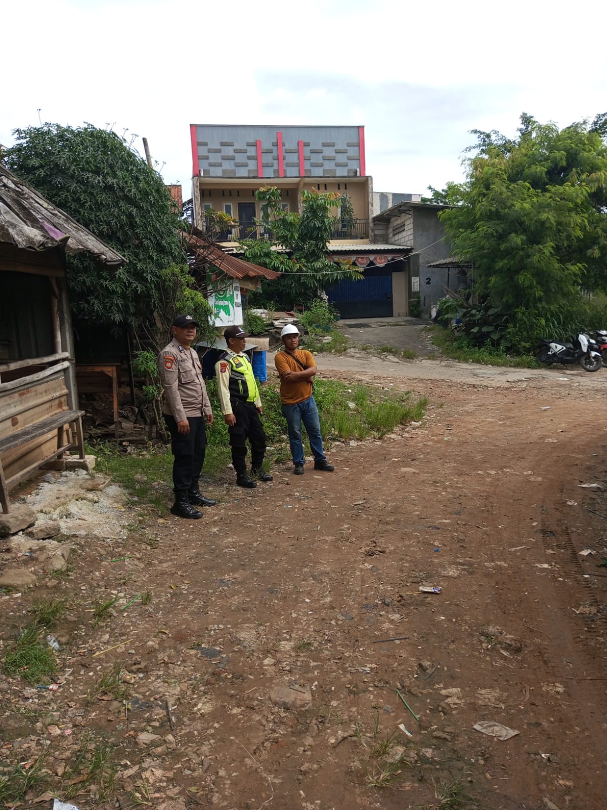 Anggota Sat Pamobvit Polresta Tangerang melaksanakan patroli bersama security di Jln.Bhumimas II kawasan industri Cikupamas