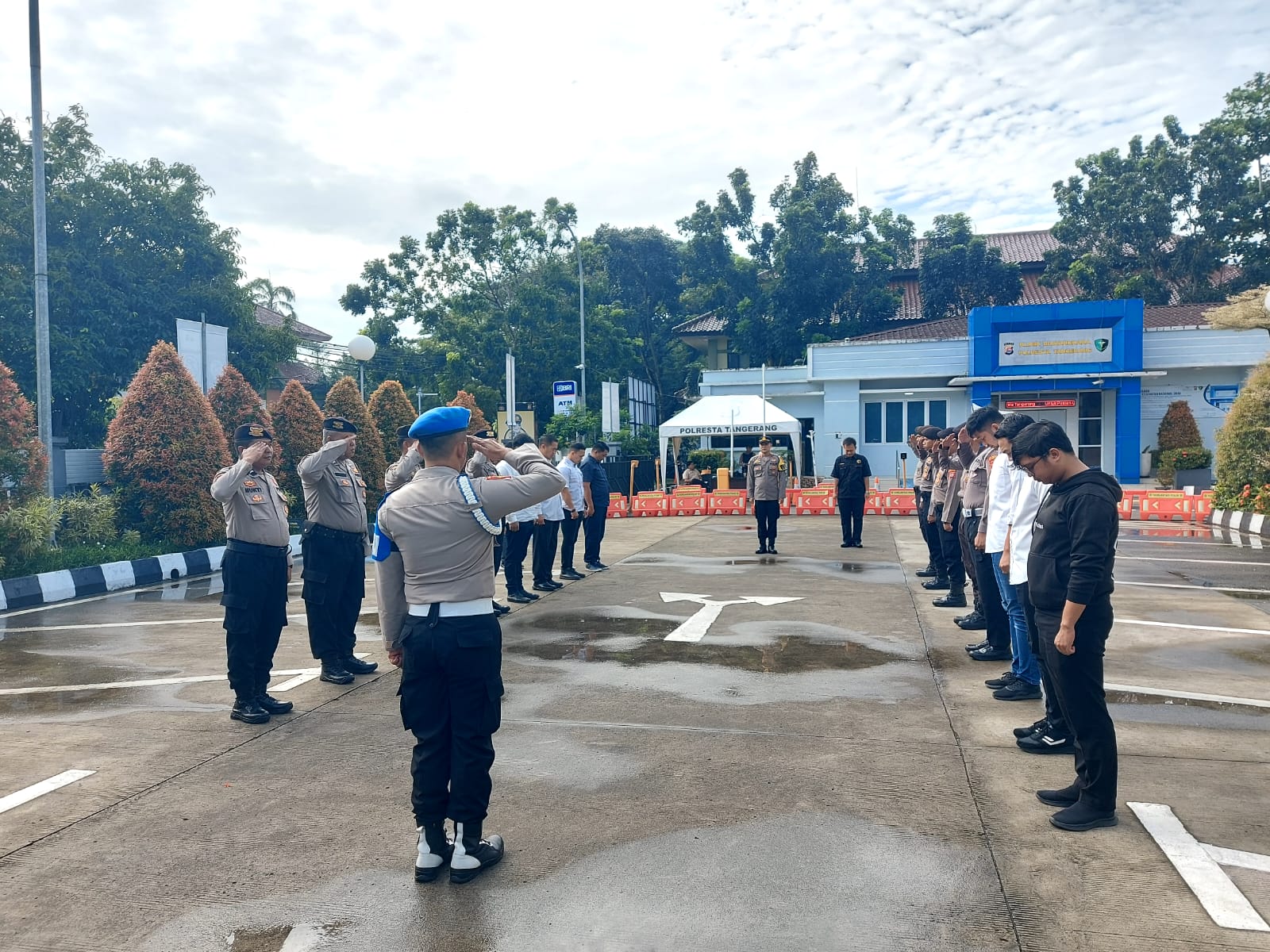 Anggota Sat Intelkam Polresta Tangerang melaksanakan Apel serah terima piket Fungsi di Halaman Mapolresta Tangerang