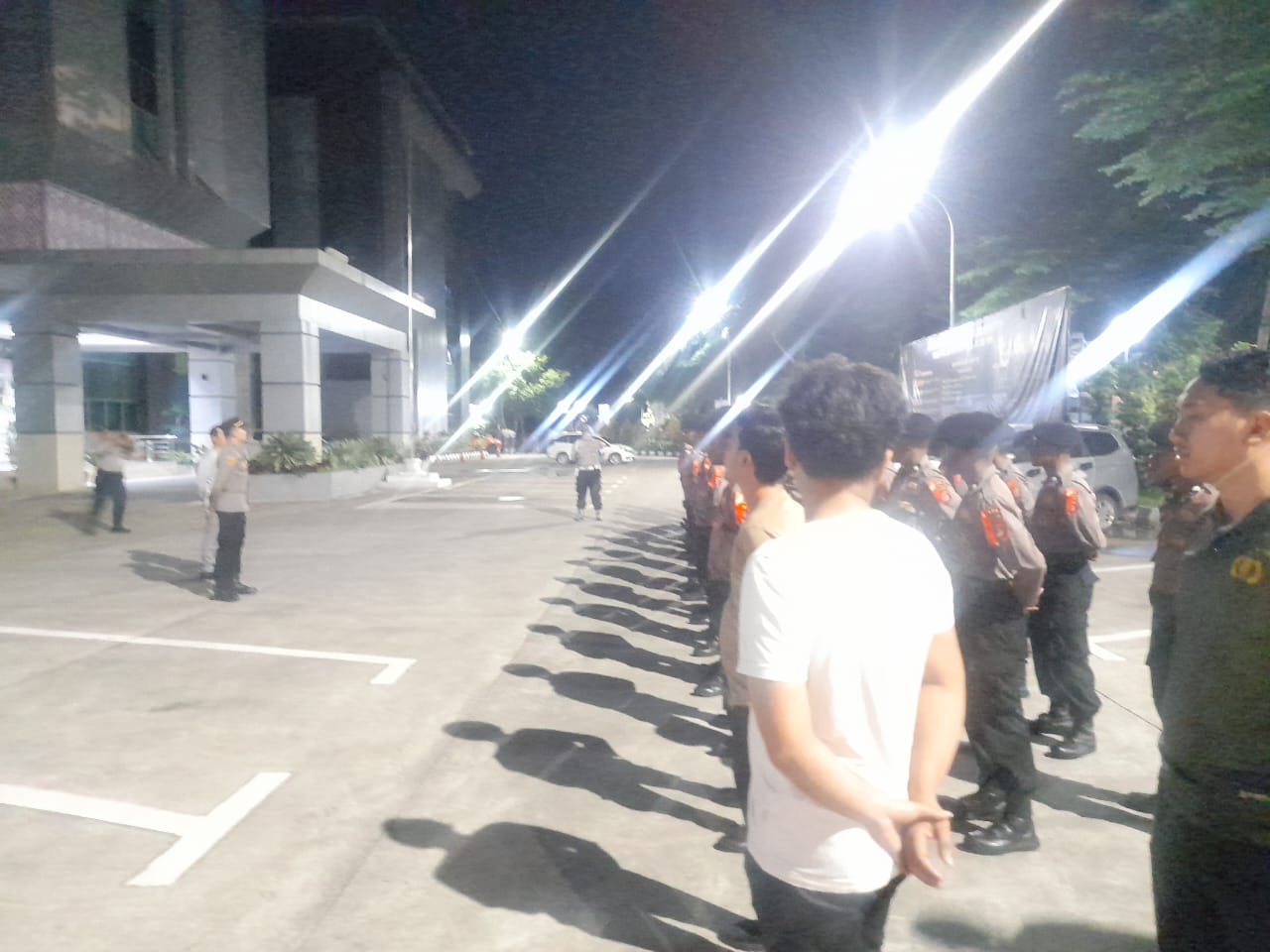 Anggota Sat Intelkam Polresta Tangerang melaksanakan Apel Malam piket Fungsi di Halaman Mapolresta Tangerang