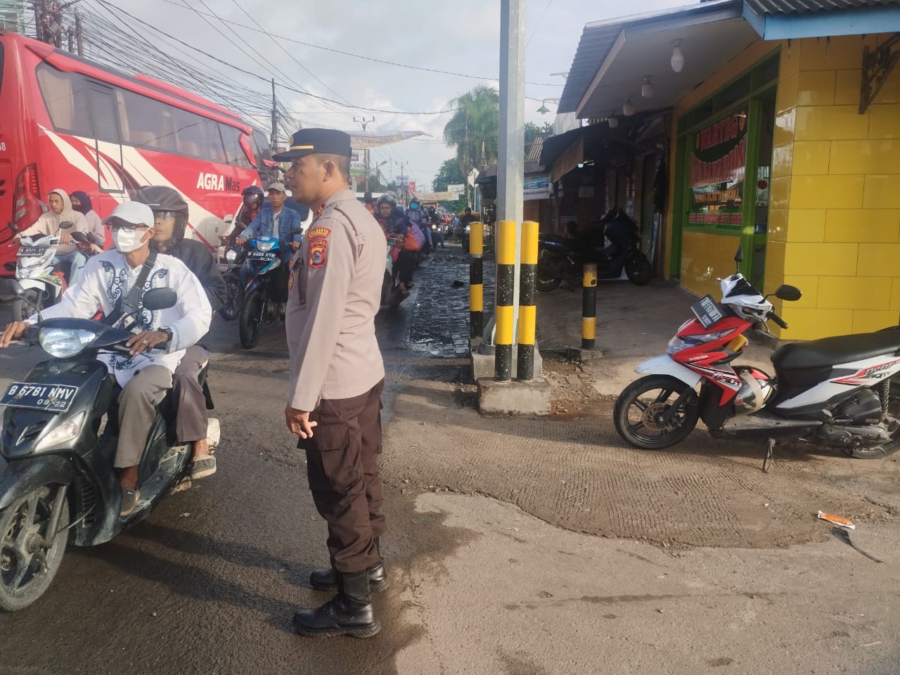 Berikan pelayanan kepada masyarakat, Kanit Samapta, giat gatur lalin pagi hari di TL Kukun.