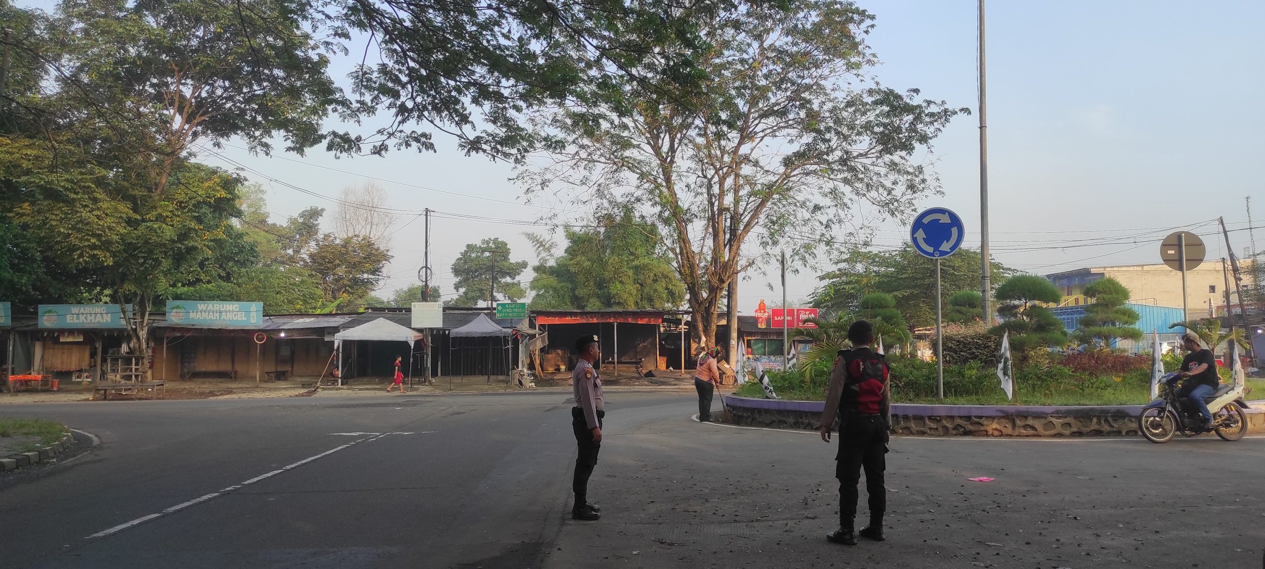 Anggota Sat Pam Obvit Polresta Tangerang Melaksanakan Kegiatan Strong Point Pengaturan Lalu Lintas di Pagi hari