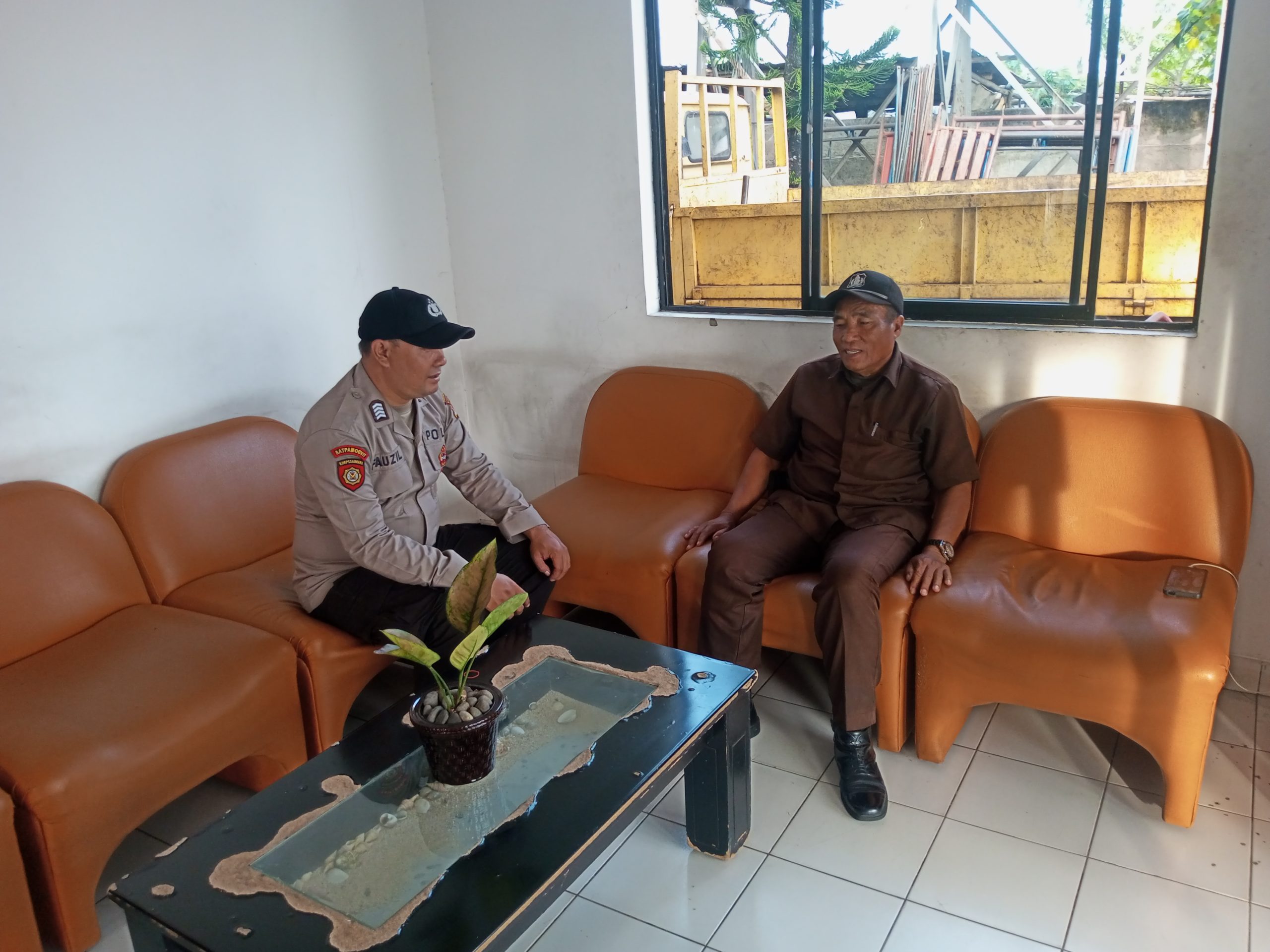Personil Sat Pamobvit Polresta Tangerang melaksanakan patroli dialogis ke kantor pengelola kawasan industri Cikupamas