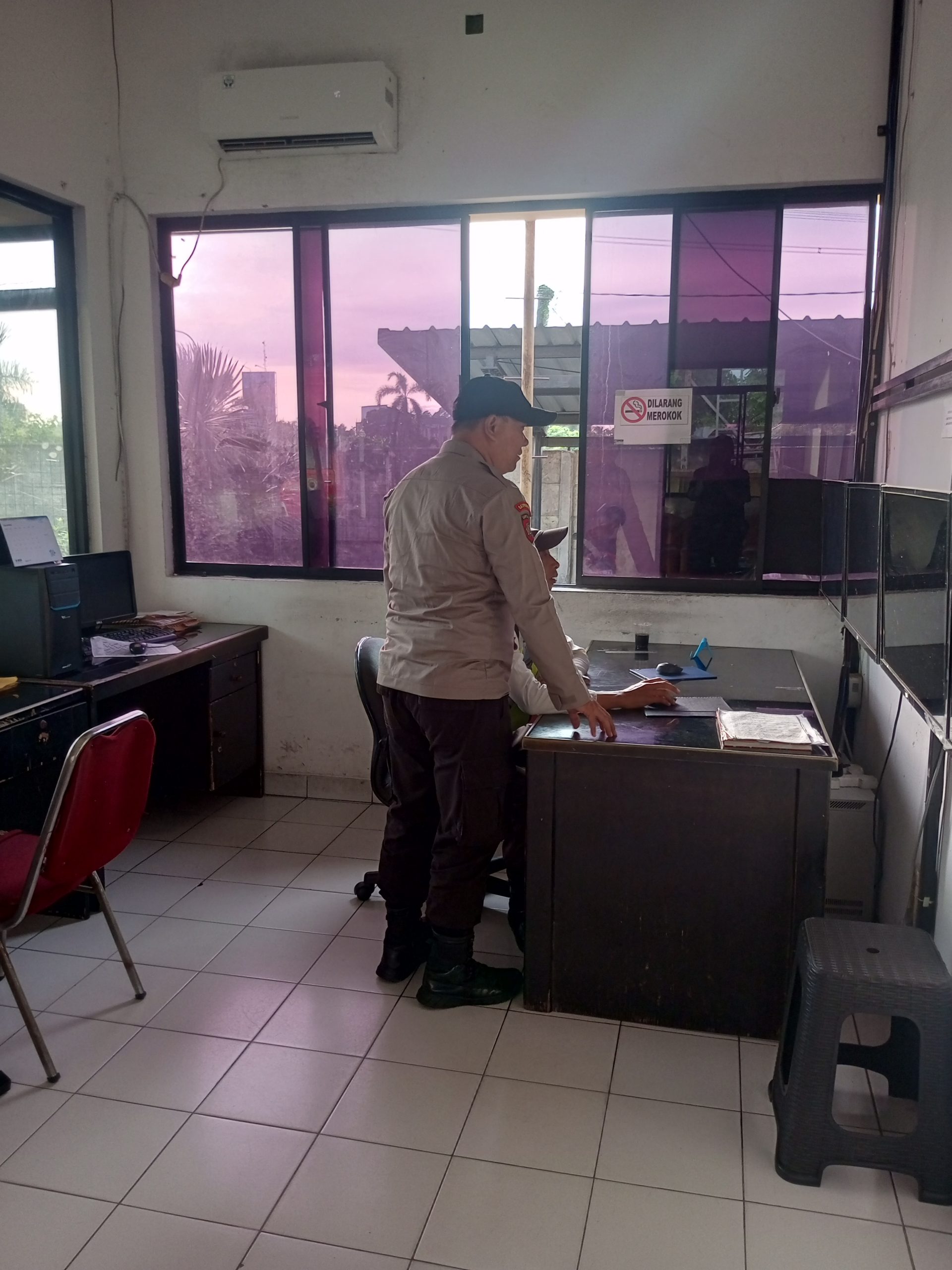 Anggota Sat Pamobvit Polresta Tangerang bersama security melaksanakan pengamanan Kawasan Industri Cikupamas