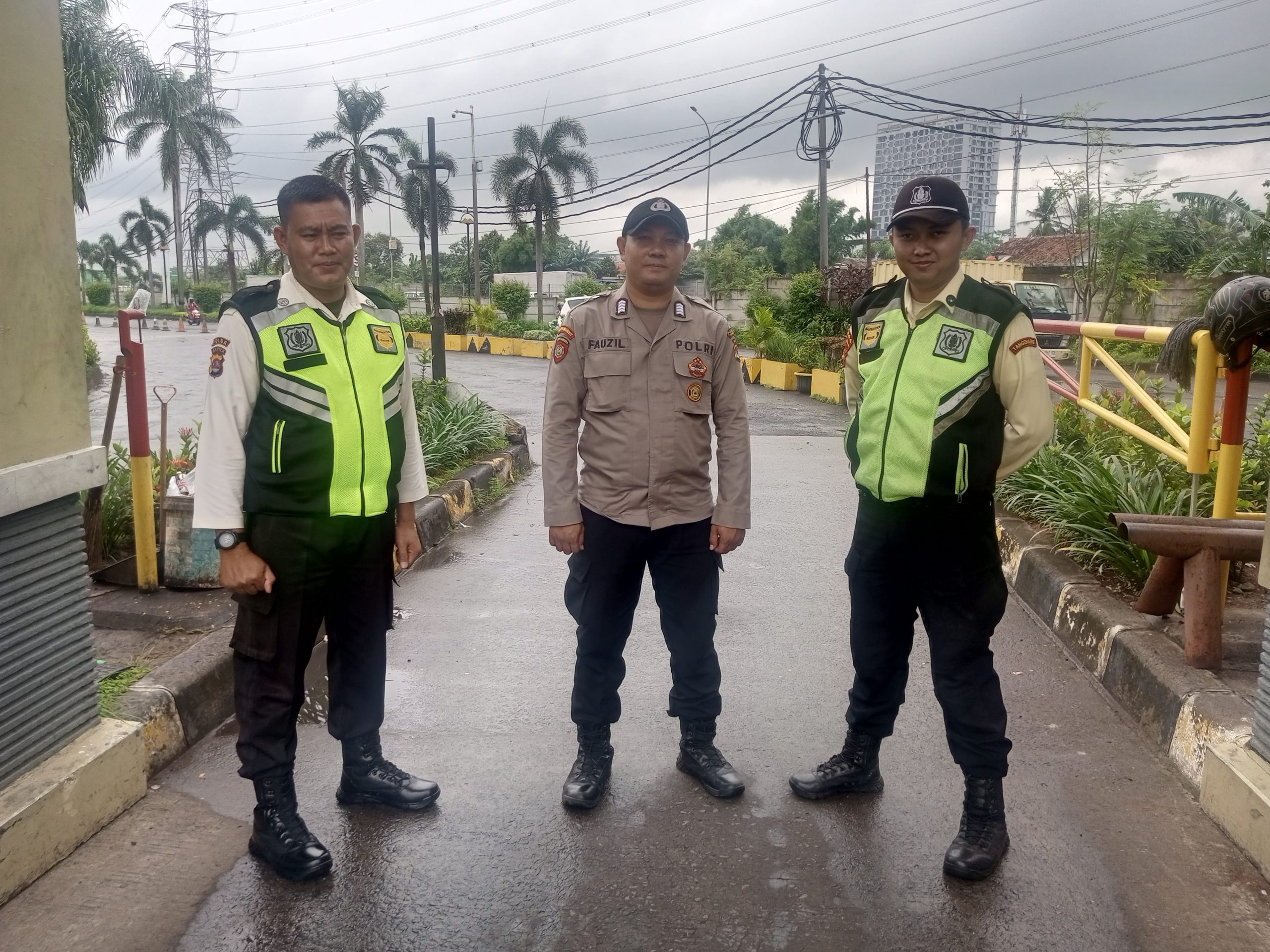 Anggota Sat Pamobvit Polresta Tangerang bersama security melaksanakan pengamanan Kawasan Industri Cikupamas