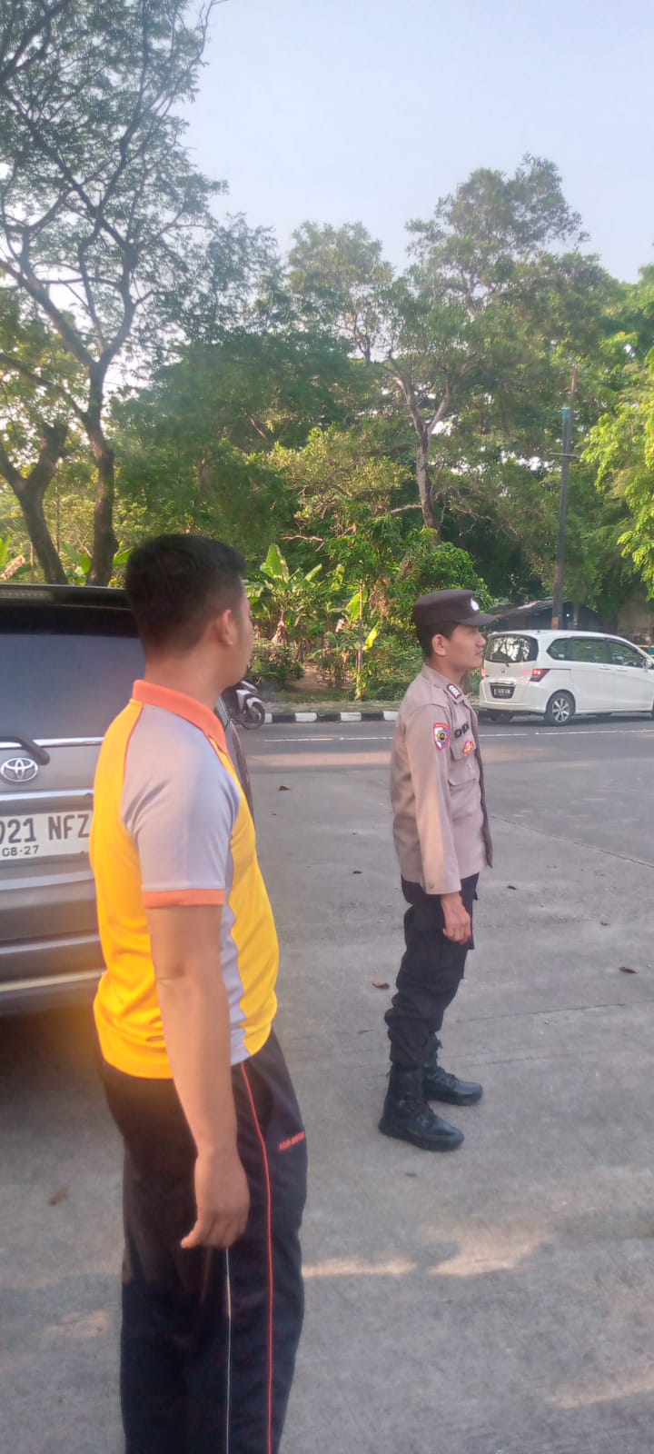 Strong Point anggota siwas Antisipasi Kepadatan Arus LalulintasKab. Tangerang – anggota siwas Polresta Tangerang Polda Banten melaksanakan kegiatan rutin “Strong Point Pagi” guna menjaga kelancaran lalu lintas di jam-jam sibuk pada pagi hari. Kegiatan ini dilaksanakan sebagai bagian dari upaya kepolisian dalam memastikan kelancaran arus lalu lintas di wilayah hukum Polresta Tangerang.Dalam pelaksanaan Strong Point Pagi, anggota siwas Polresta Tangerang melakukan penempatan di titik-titik strategis yang rawan kemacetan lalu lintas. Dengan bertujuan untuk memantau dan mengendalikan arus lalu lintas dan untuk mendukung kelancaran dan keamanan para pengguna jalan.Kapolresta Tangerang Polda Banten Kombes Pol Baktiar Joko Mujiono, S. IK, MM, melalui kasiwas Akp Subarjo, S.H.,M.Si menyatakan pentingnya kegiatan ini dalam menjaga keamanan dan kelancaran lalu lintas. “Strong Point Pagi adalah salah satu upaya kami untuk mengoptimalkan pengaturan lalu lintas, terutama di jam-jam sibuk pagi hari, guna mencegah kemacetan serta meminimalisir kecelakaan lalu lintas,” ujarnya.Dalam kegiatan ini, personel Siwas juga memberikan himbauan kepada pengguna jalan tentang pentingnya mentaati aturan lalu lintas, menjaga jarak aman antar kendaraan, serta mematuhi rambu-rambu dan marka jalan demi keselamatan bersama.