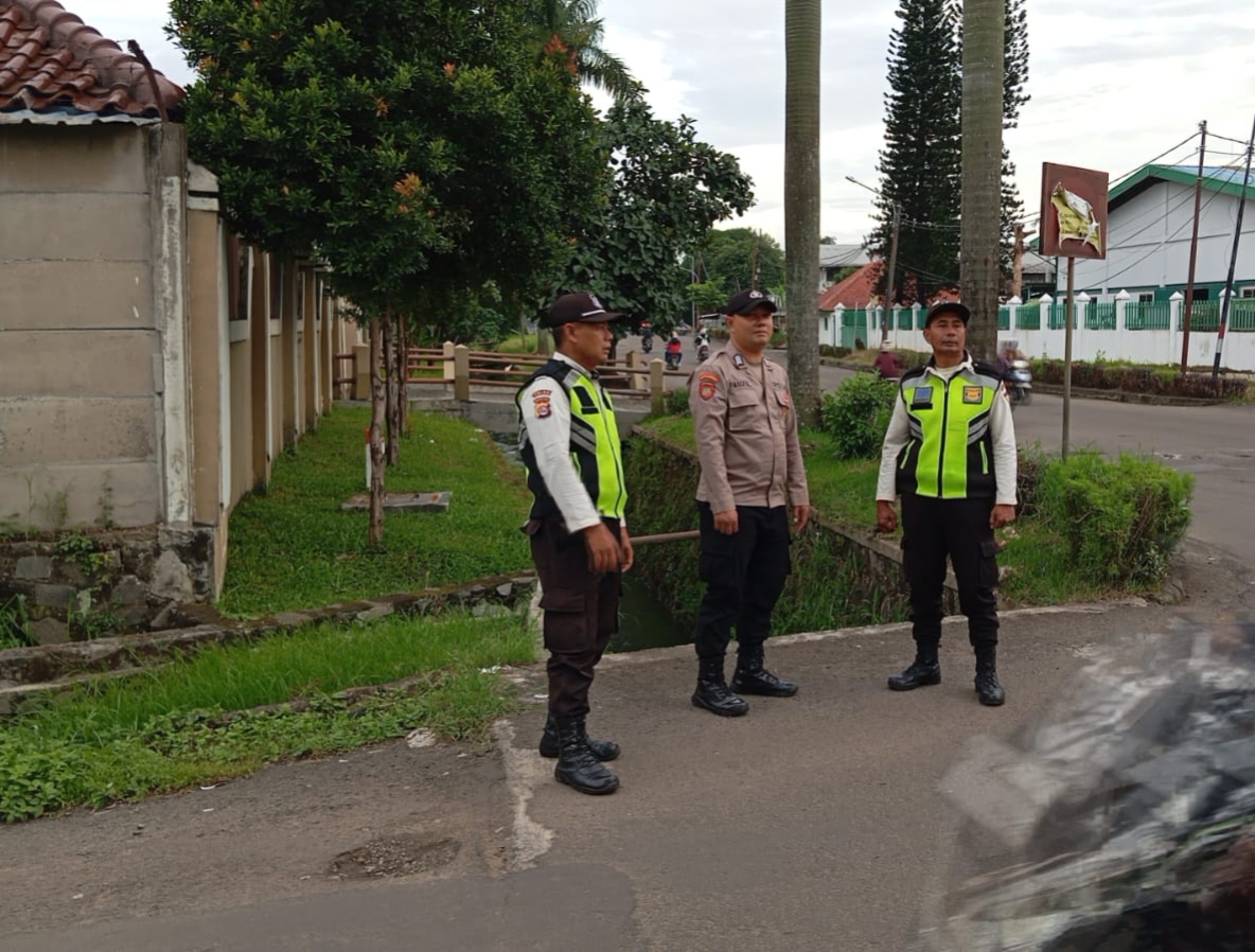 Personil Sat Pamobvit Polresta Tangerang melaksanakan patroli bersama security KIPC di jalan Talagamas III
