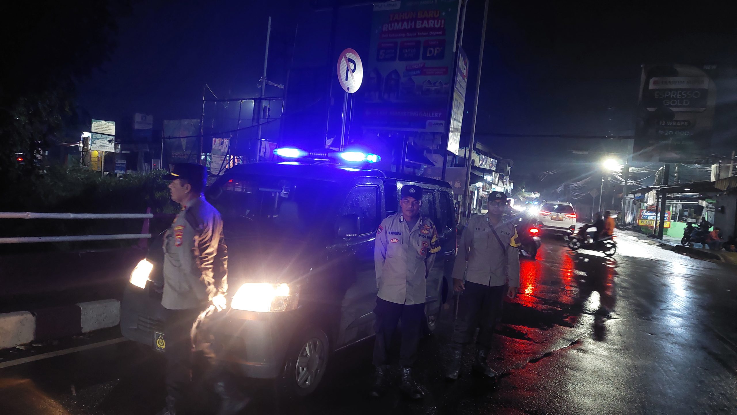 Kegiatan cipkon patroli mobile polsek rajeg antisipasi gangguan kamtibmas pada malam hari