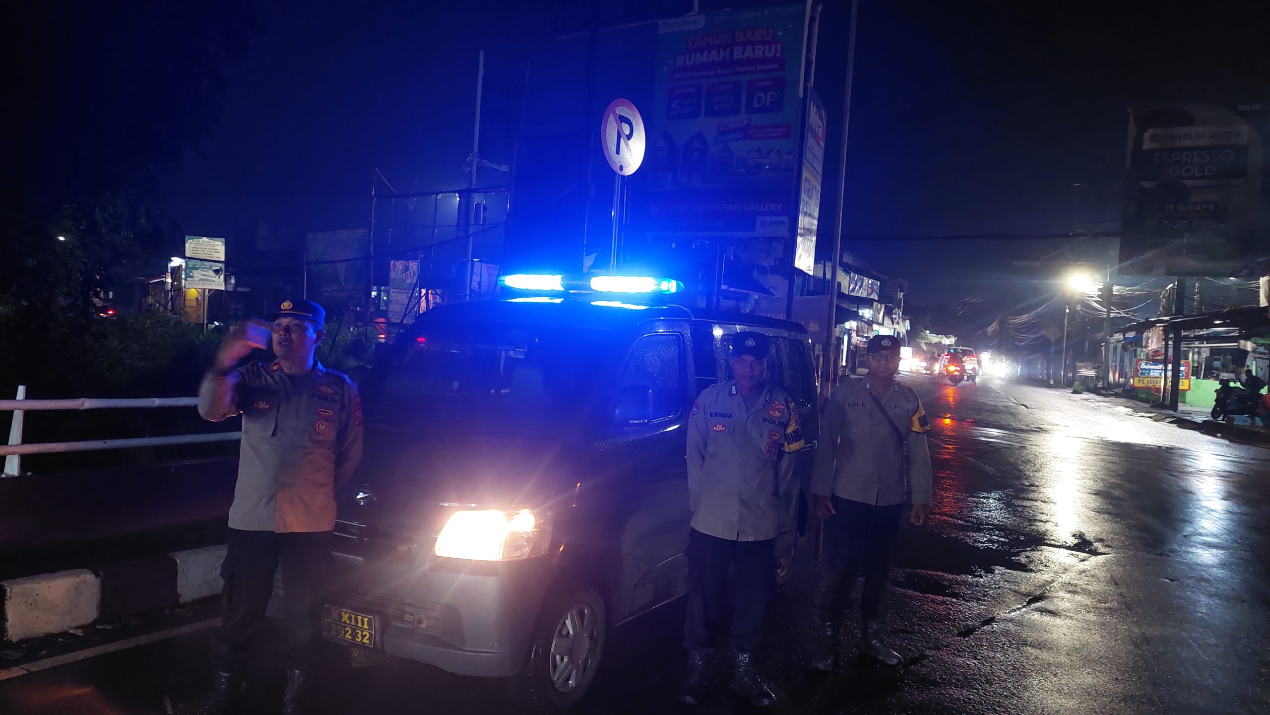 Mencegah terjadinya gangguan kamtibmas polsek rajeg melaksanakan patroli mobile pada malam hari