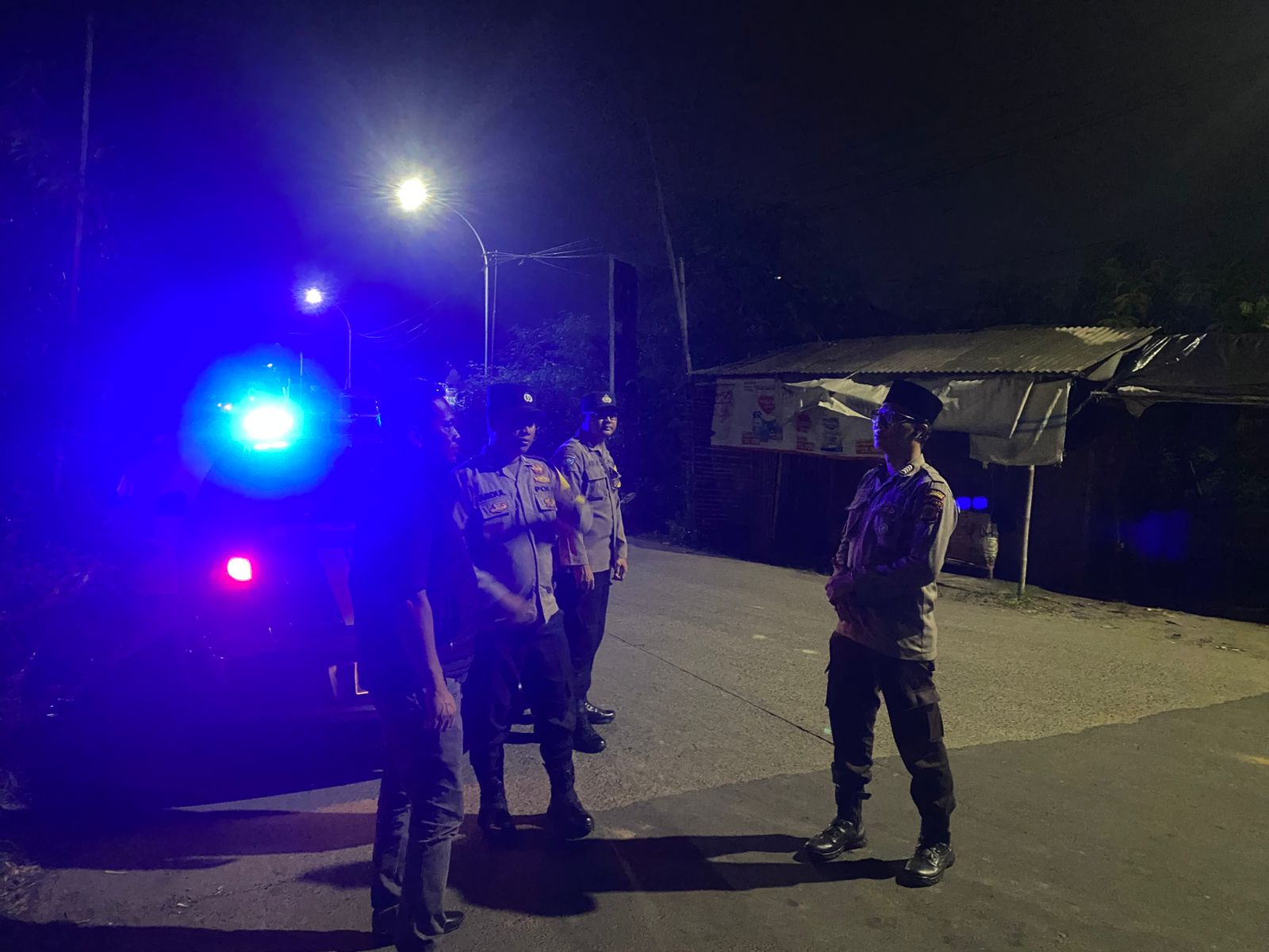 Kegiatan patroli mobile polsek rajeg pada malam hari antisipasi gangguan kamtibmas