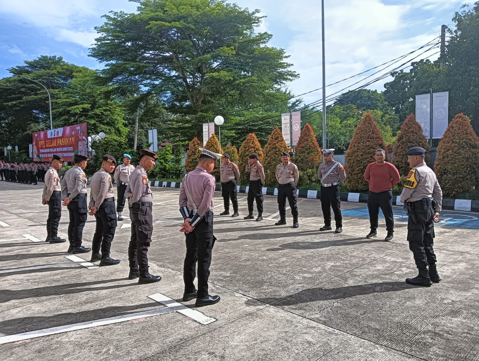 Anggota Sat Intelkam Polresta Tangerang melaksanakan Apel serah terima piket Fungsi di Halaman Mapolresta Tangerang