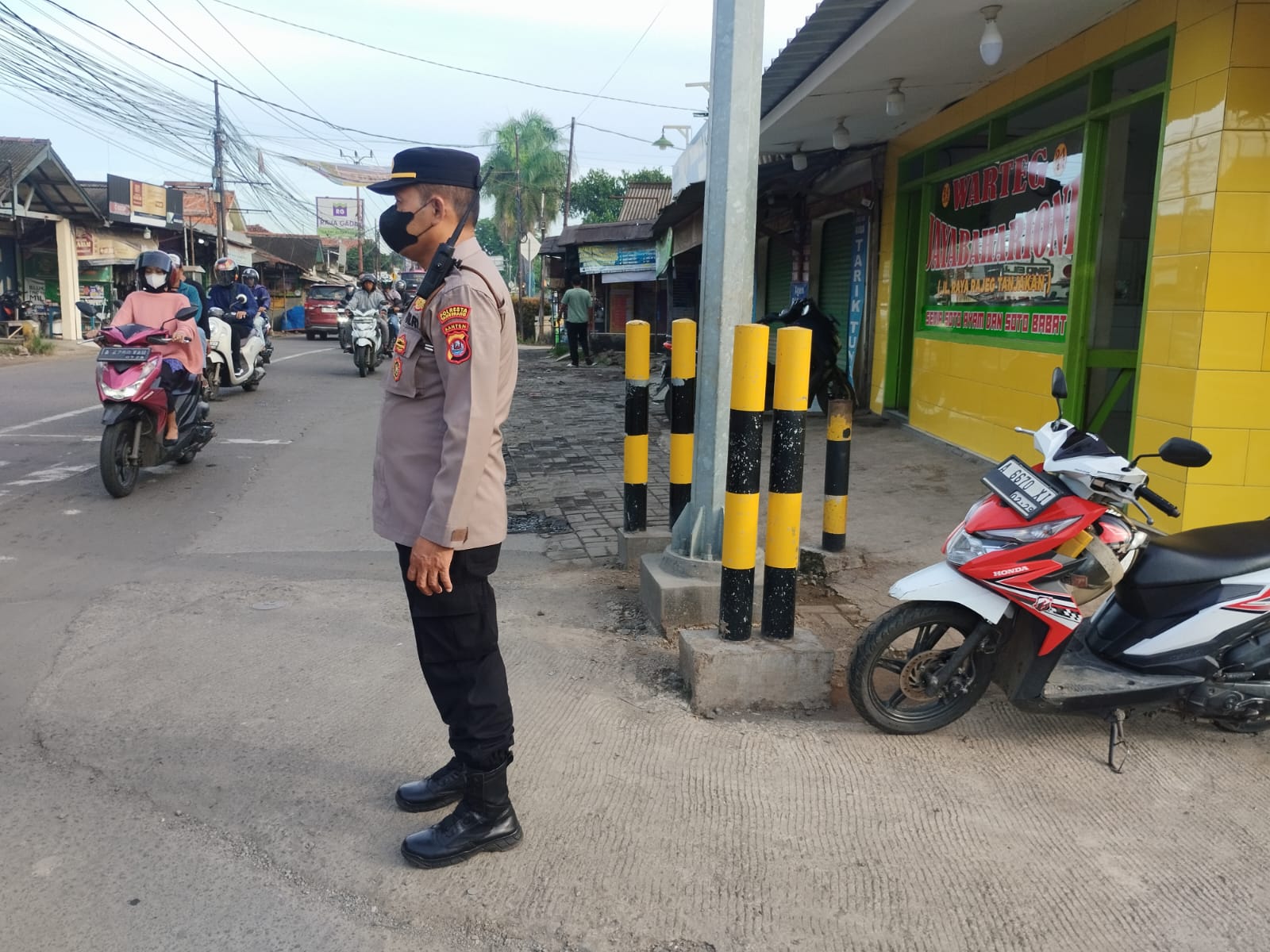 Demi tertib dan lancarnya arus lalin TL Kukun, Kanit Samapta melaksanakan gatur lalin pagi hari.