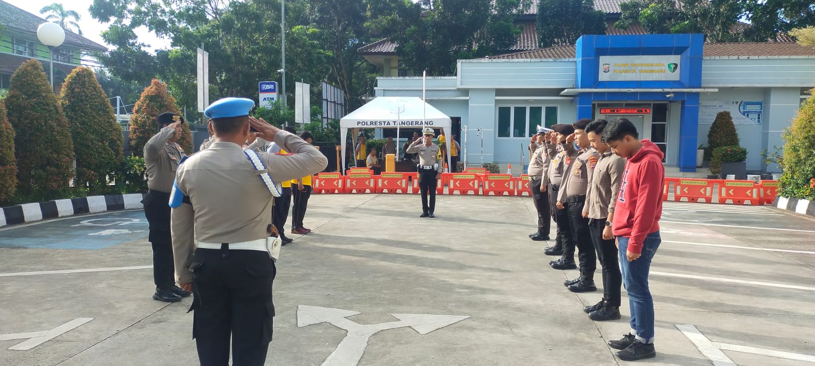 Anggota Sat Intelkam Polresta Tangerang melaksanakan Apel serah terima piket Fungsi di Halaman Mapolresta Tangerang