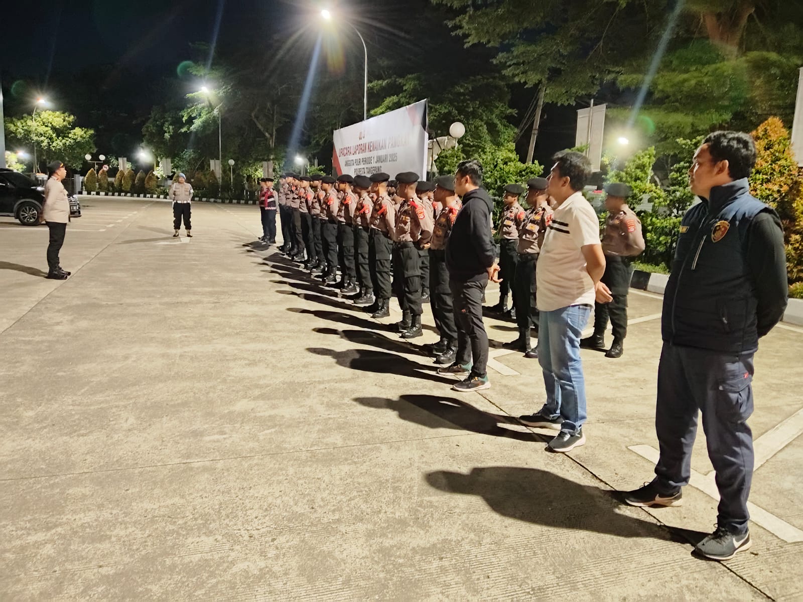 Anggota Sat Intelkam Polresta Tangerang melaksanakan Apel Malam piket Fungsi di Halaman Mapolresta Tangerang