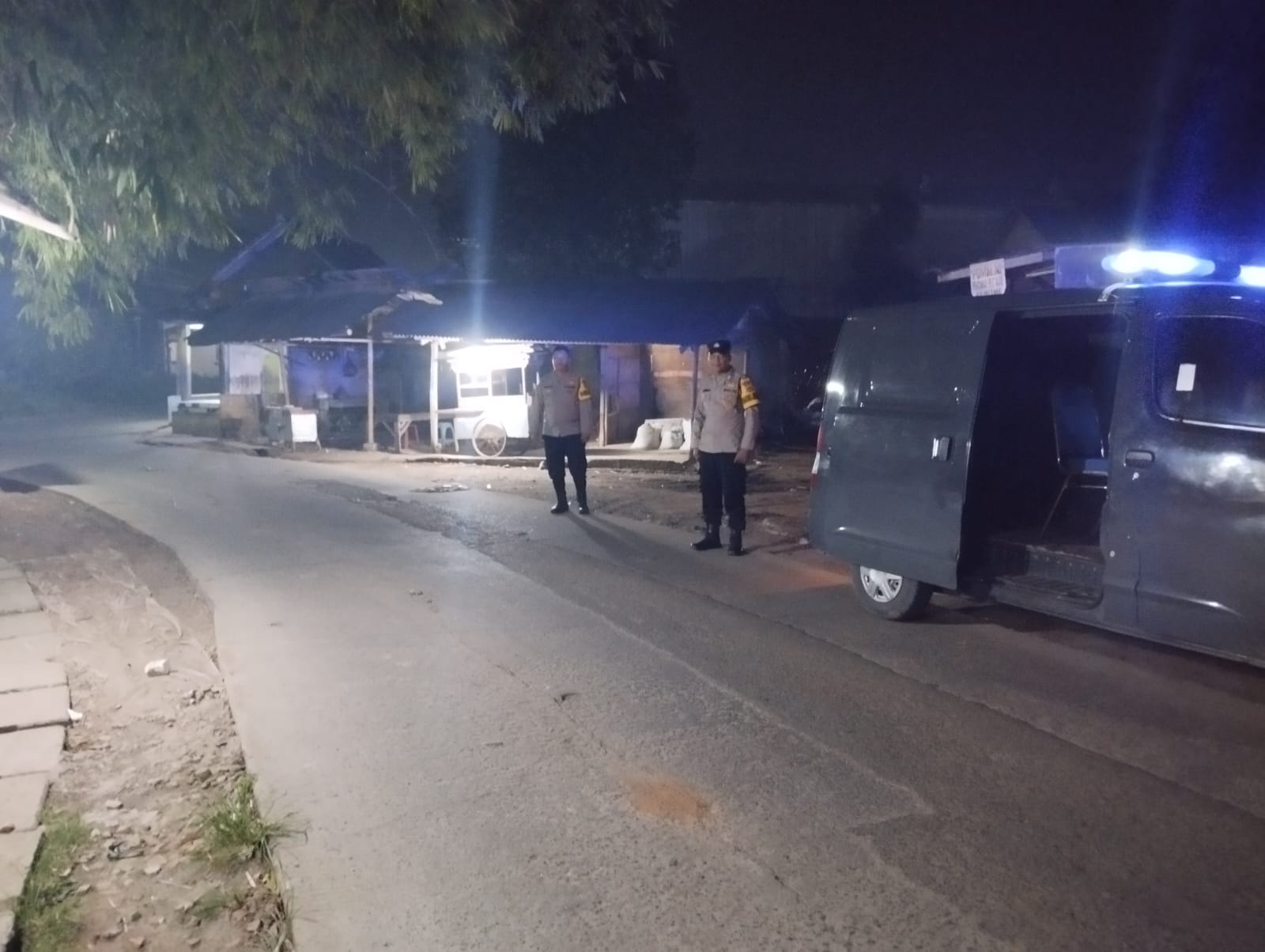 Cegah gangguan Kamtibmas, Polsek Rajeg tingkatkan patroli mobile wilayah.