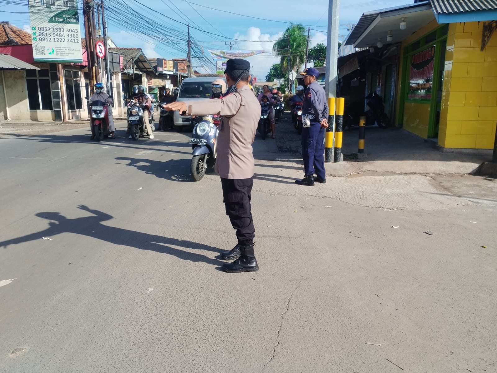 Antisipasi kemacetan , Kanit Samapta giat pengaturan lalin pagi hari di TL Kukun.