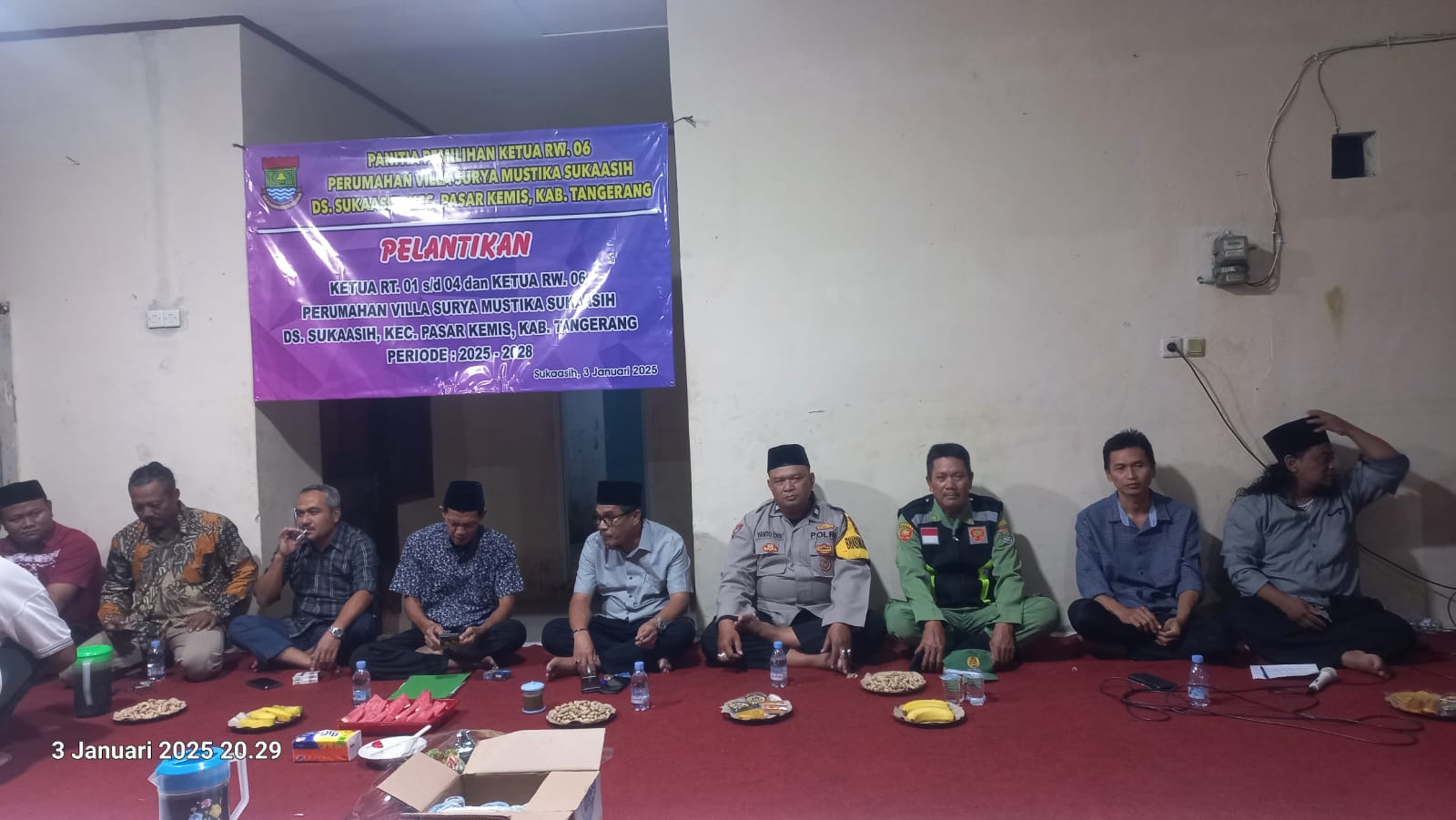 Bhabinkamtibmas Polsek Pasar Kemis hadiri Giat Pelantikan Para Ketua RT dan RW 06 Desa Suka Asih