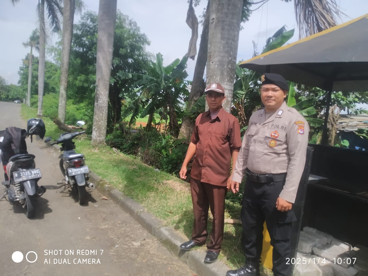 Anggota Sat Pamobvit Polresta Tangerang dan security kawasan Cikupamas melaksanakan pengamanan di pos security Talagamas I kawasan industri Cikupamas