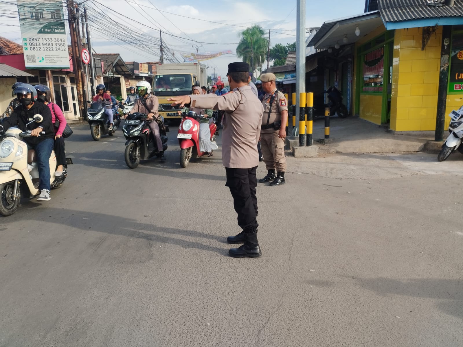 Kanit Samapta giat pengaturan lalin pagi hari di TL Kukun, antisipasi kemacetan.