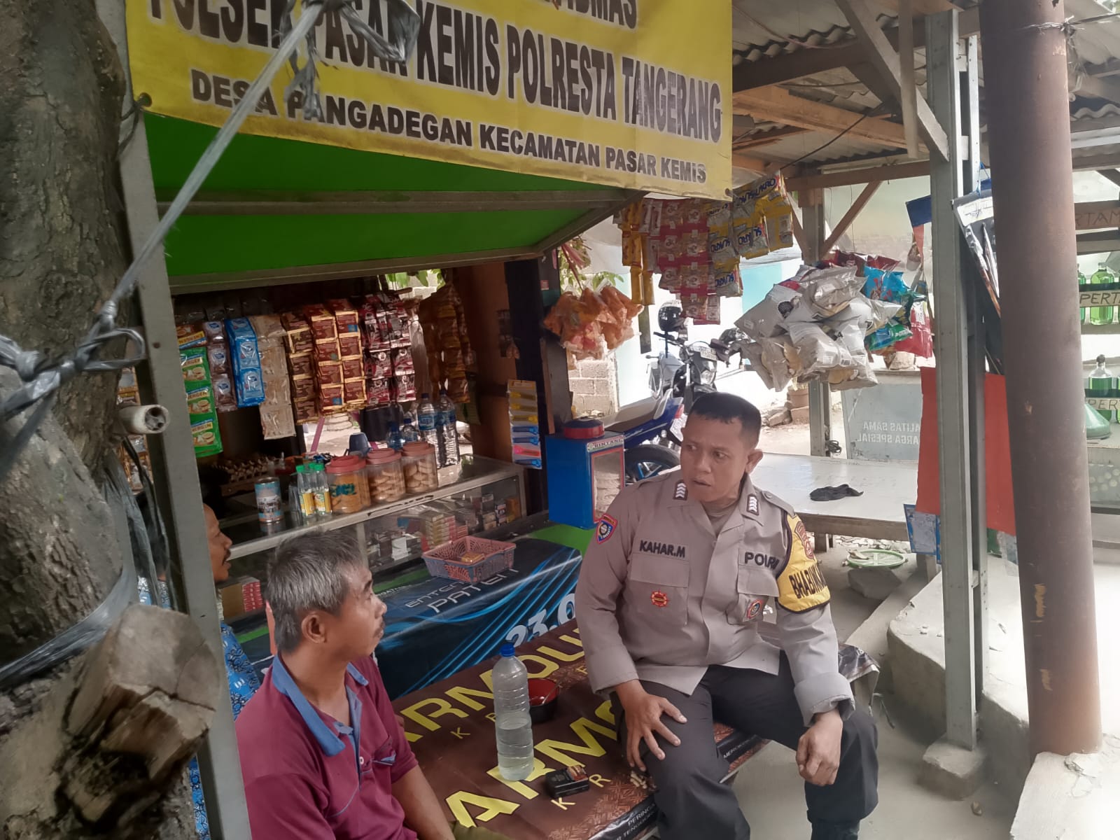 Sambang ke Warung Bhabinkamtibmas Bripka Kahar Mujiono Sampaikan Pesan Kamtibmas