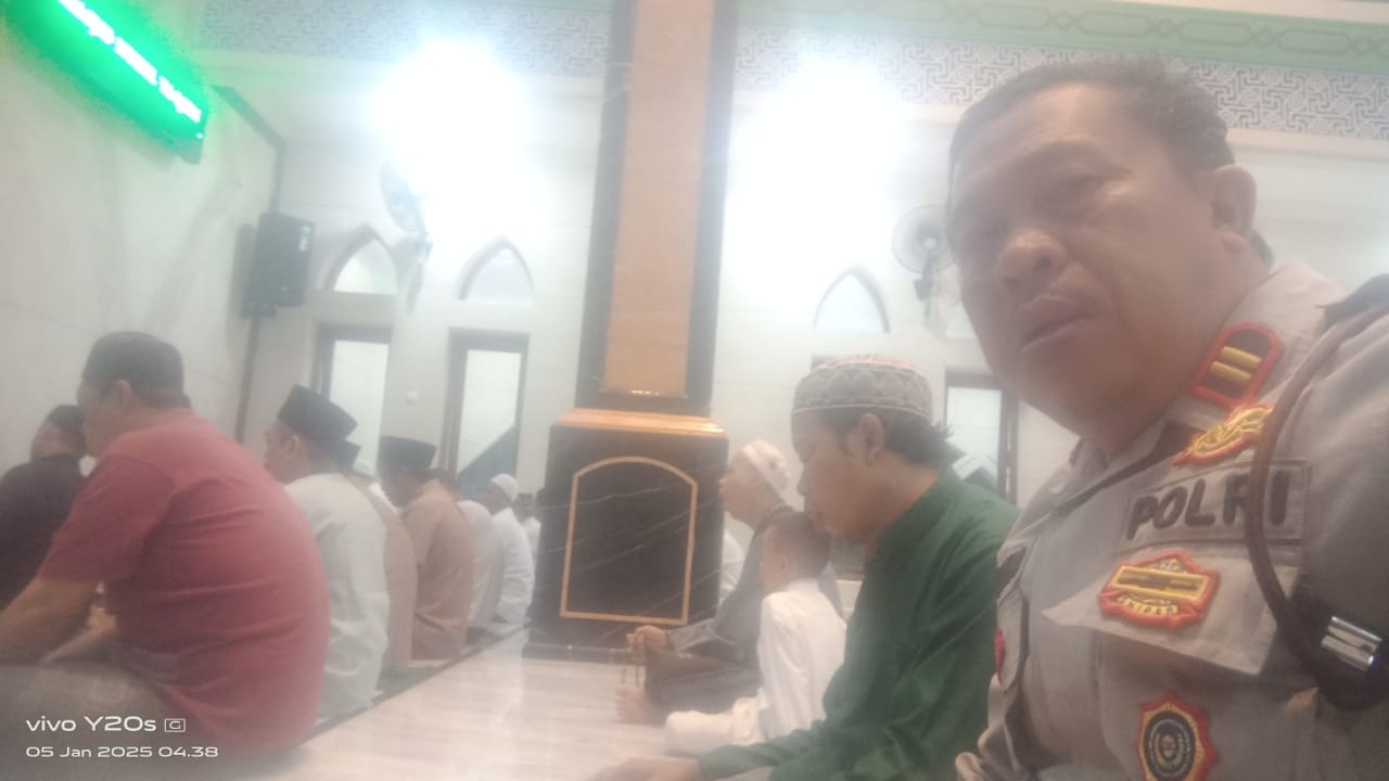 Kanit Binmas Polsek Pasar Kemis Salurkan Semangat Kebersamaan Lewat Shalat Subuh Berjamaah.