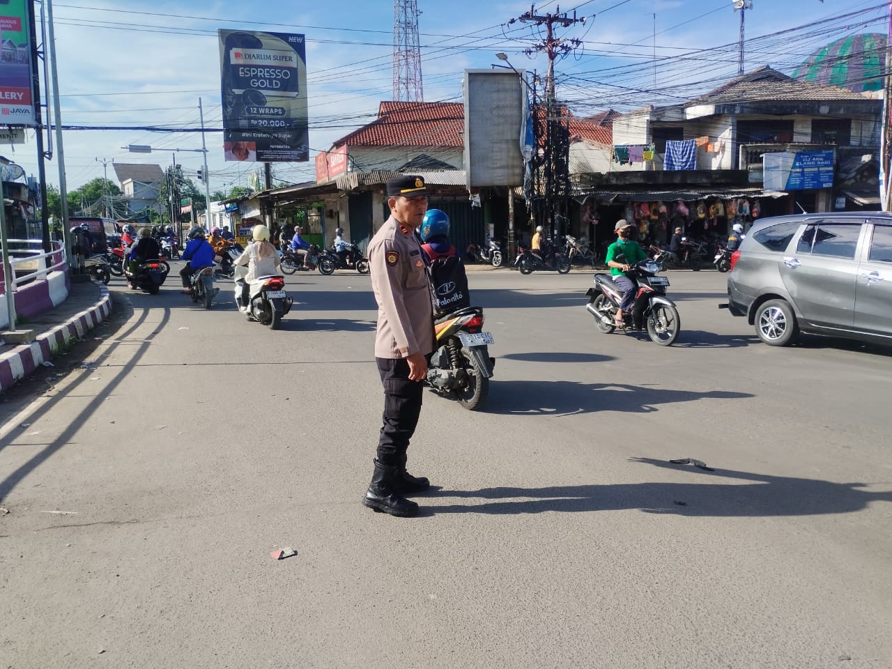 Antisipasi kemacetan, Kanit Samapta Polsek Rajeg, giat pengaturan lalin di TL Kukun.