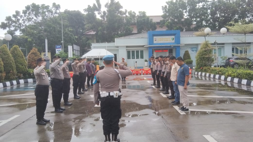 Anggota Sat Intelkam Polresta Tangerang melaksanakan Apel serah terima piket Fungsi di Halaman Mapolresta Tangerang