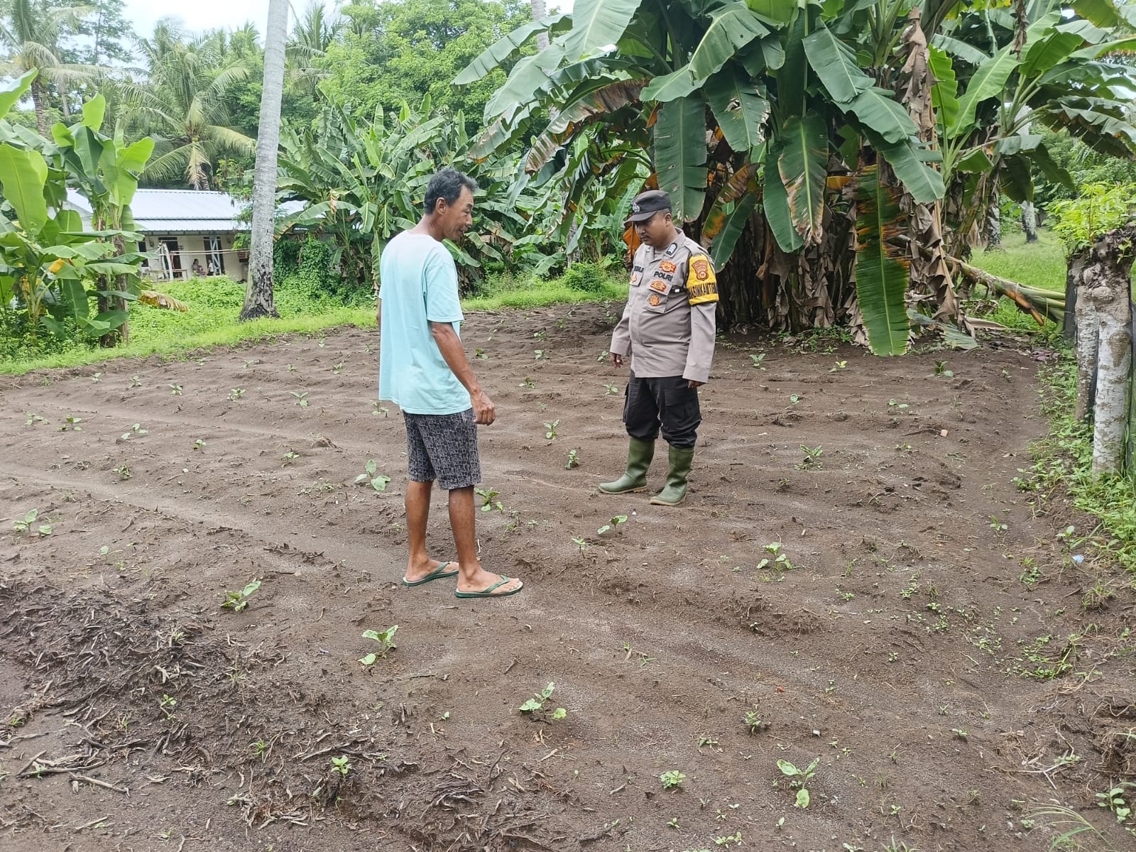 Bripka Hoirul Rijal Bhabinkamtibmas Desa Margamulya Sampaikan Pesan-pesan Kamtibmas Warga Masyarakat