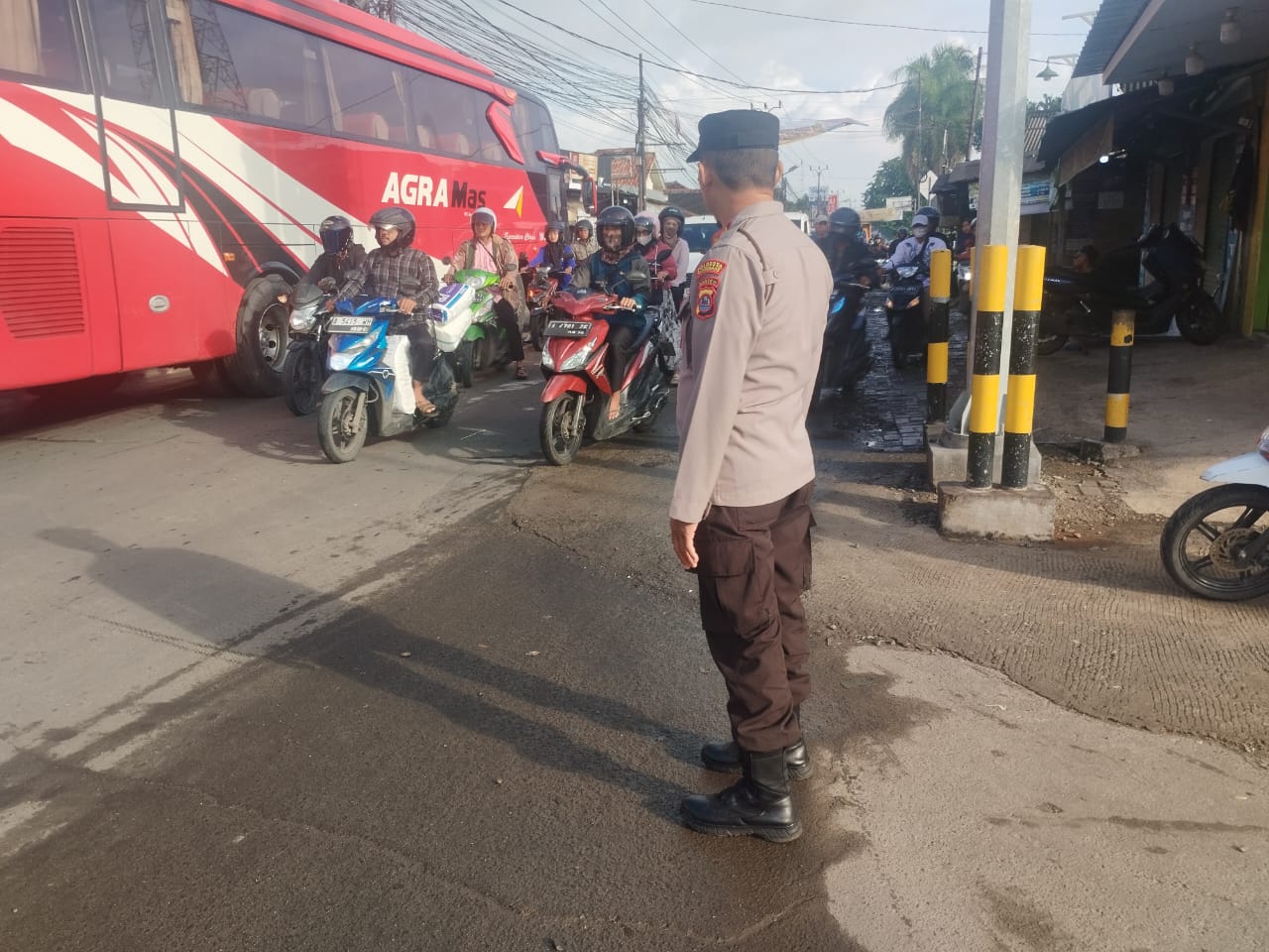 Antisipasi kemacetan, Kanit Samapta Polsek Rajeg melaksanakan pengaturan lalu lintas di TL Kukun.