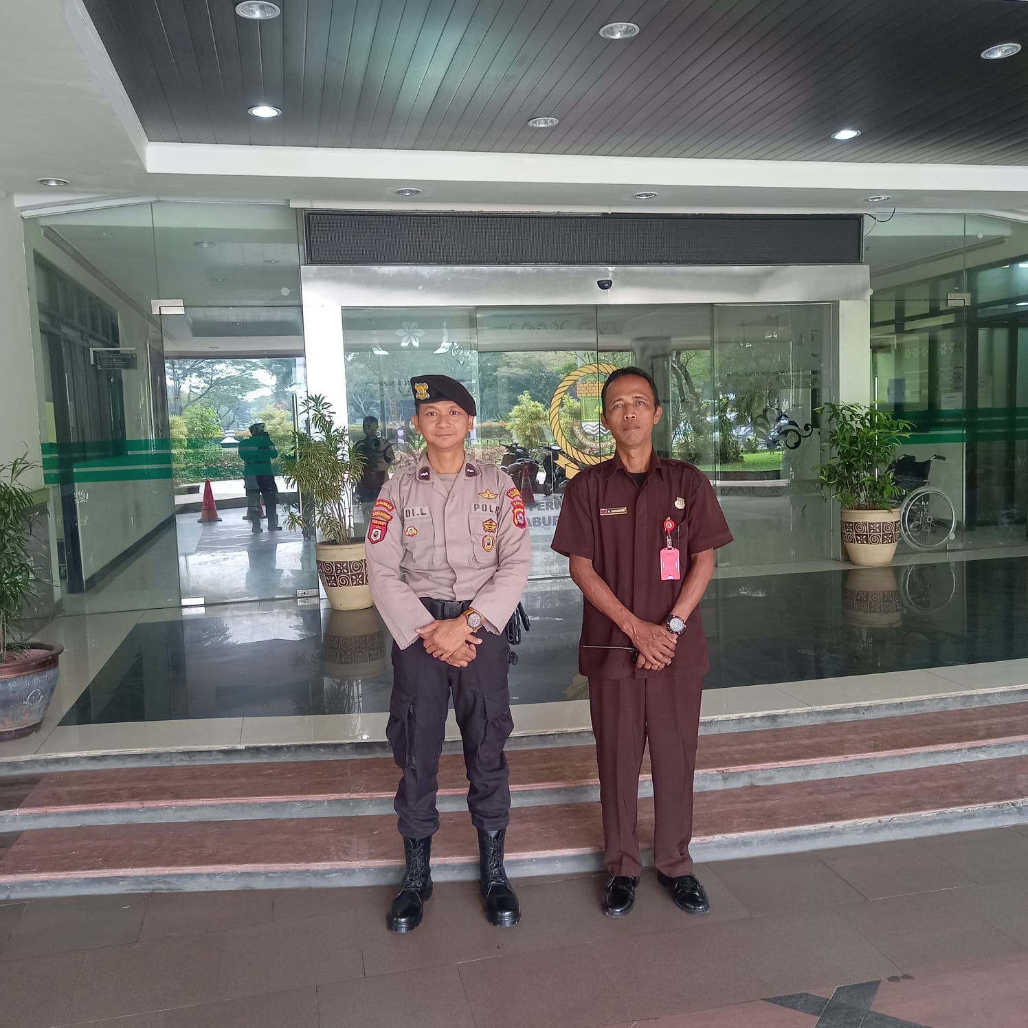 Personil Sat Pamobvit Polresta Tangerang melaksanakan kegiatan Patroli ke Kantor Pemerintahan DPRD Kabupaten Tangerang.