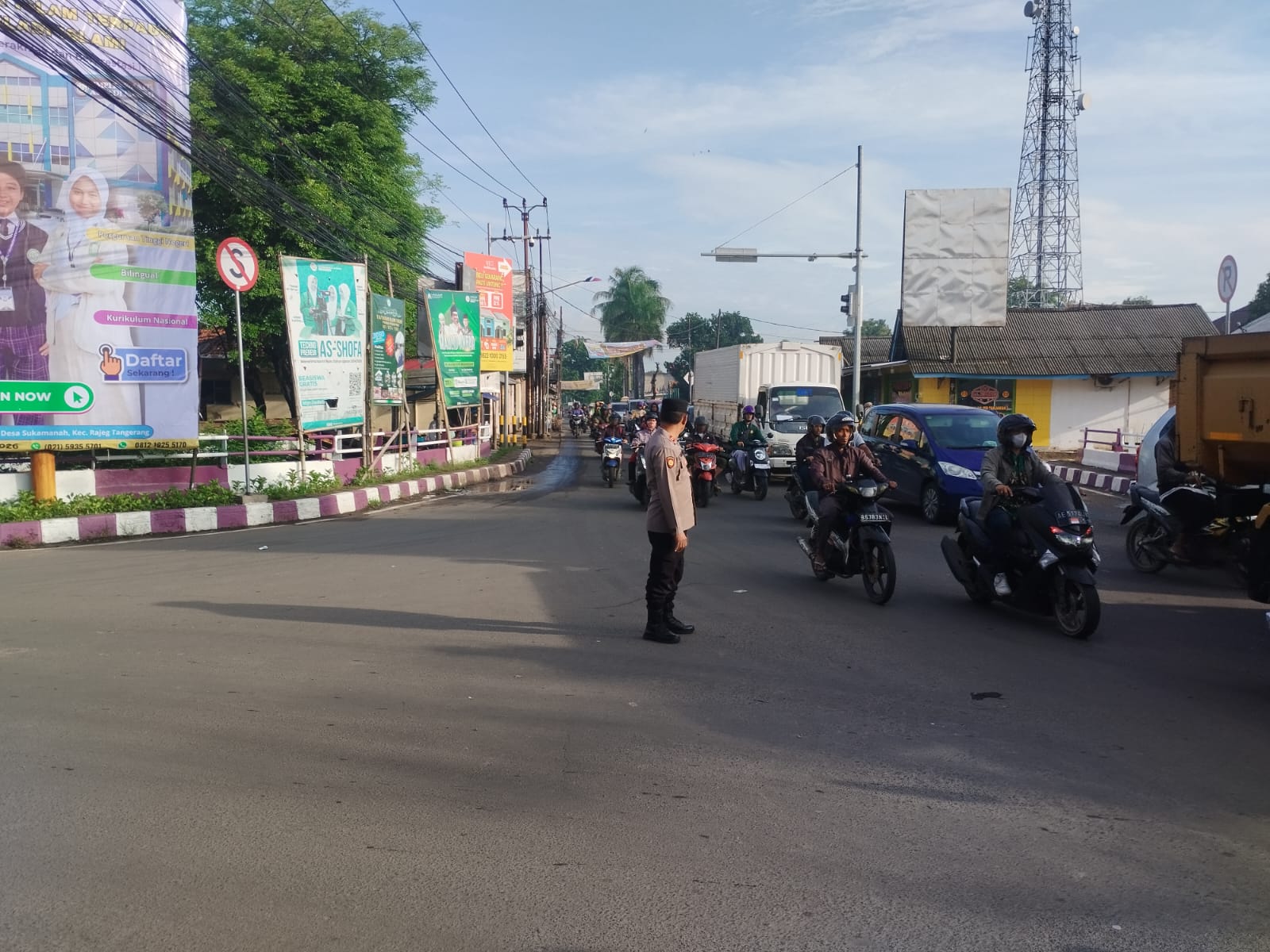 Kanit Samapta giat pengaturan lalin pagi hari di TL Kukun, antisipasi kemacetan.
