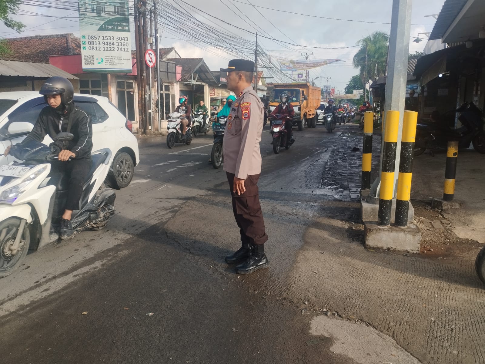 Kanit Samapta Polsek Rajeg, giat pengaturan lalin pagi hari di TL Kukun, antisipasi kemacetan.