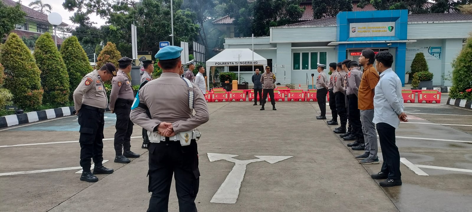 Anggota Sat Intelkam Polresta Tangerang melaksanakan Apel serah terima piket Fungsi di Halaman Mapolresta Tangerang