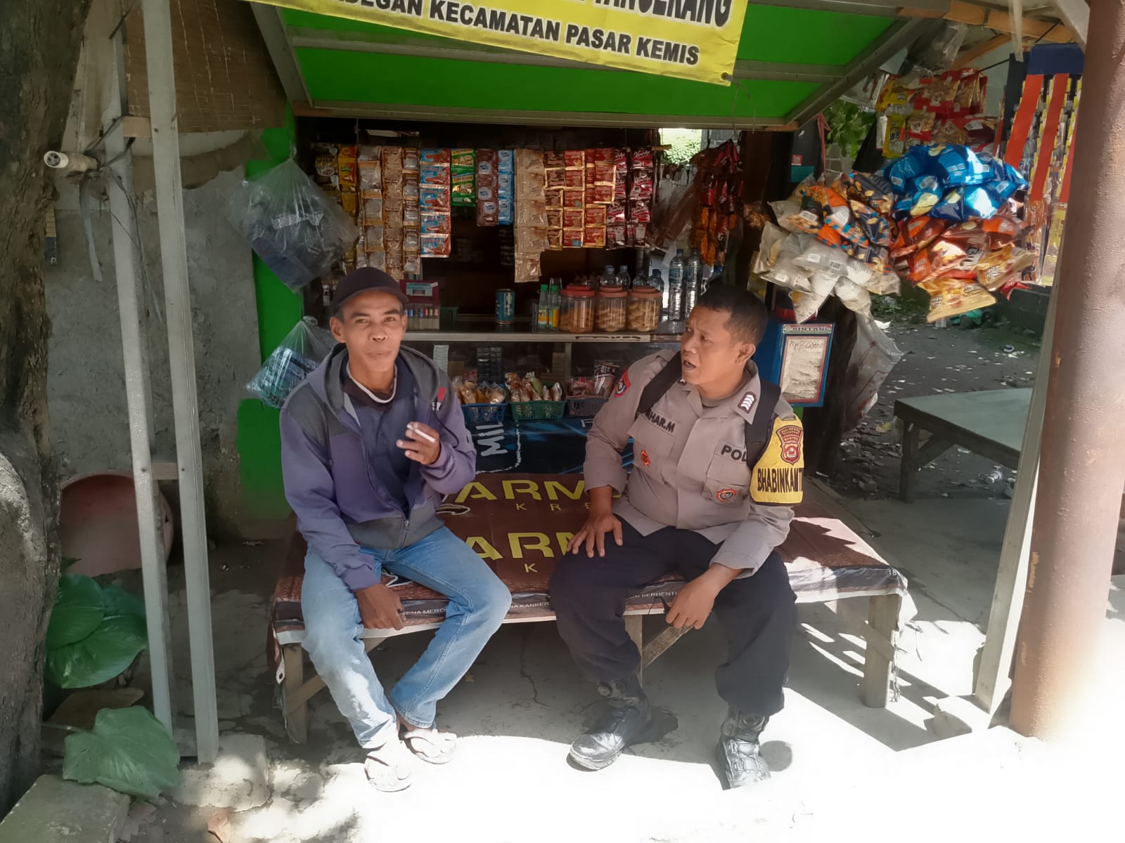 Sambang ke Warung Bhabinkamtibmas Sampaikan Pesan Kamtibmas