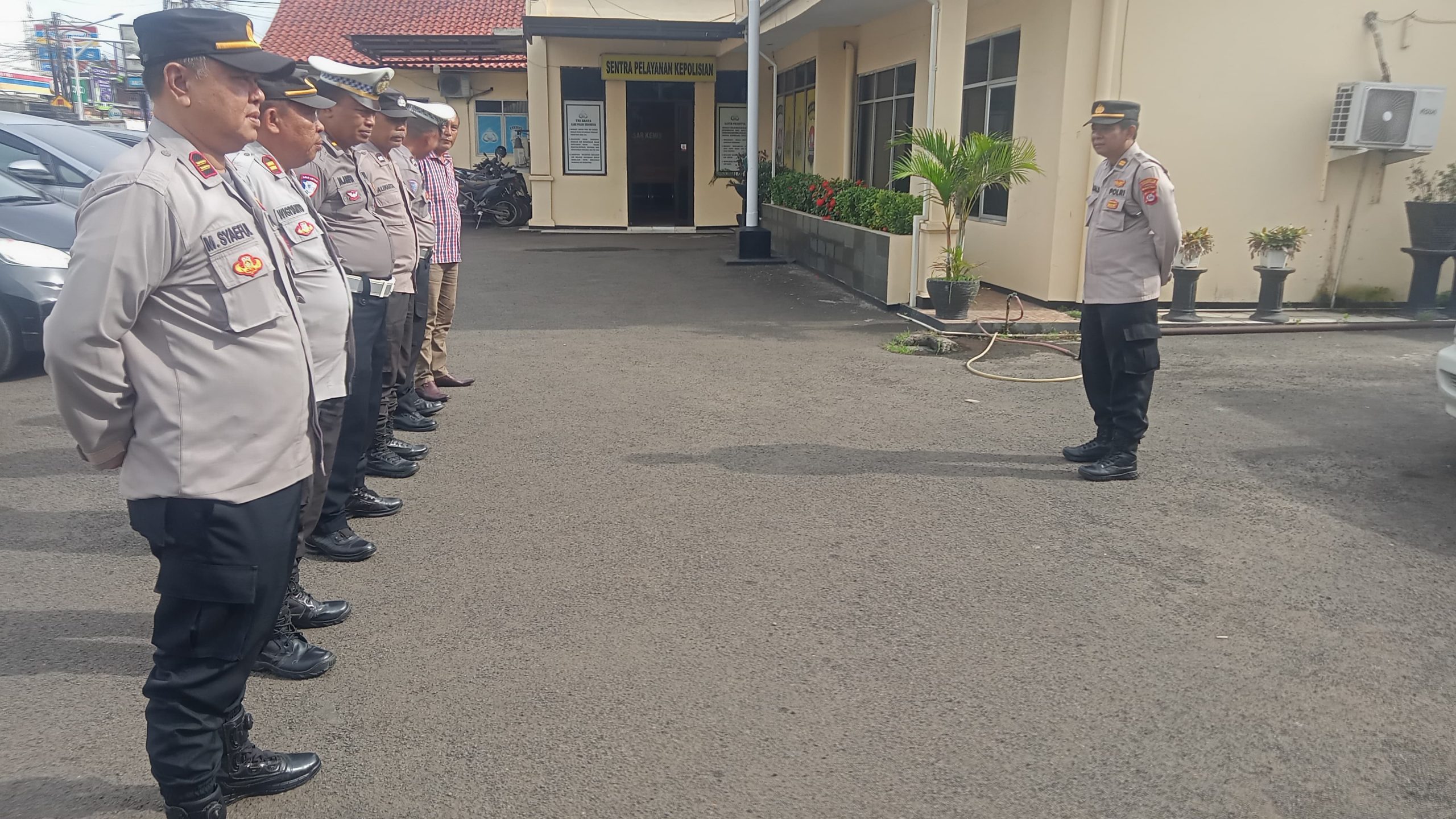 Pimpin Apel Pagi, Kanit Samapta Polsek Pasar Kemis Beri Arahan Kepada Anggotanya