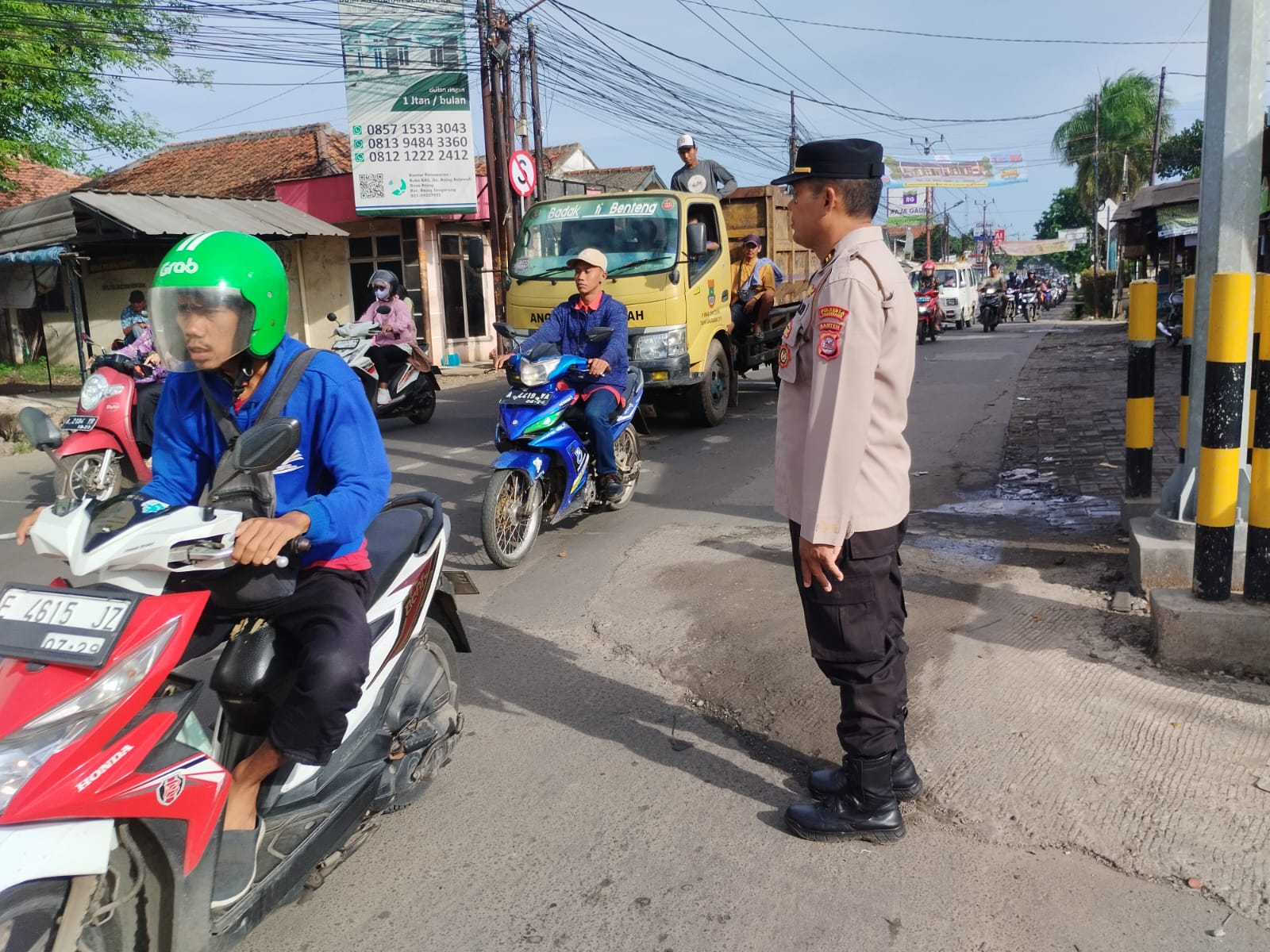 Antisipasi kemacetan , Kanit Samapta Polsek Rajeg, giat pengaturan lalin pagi hari.