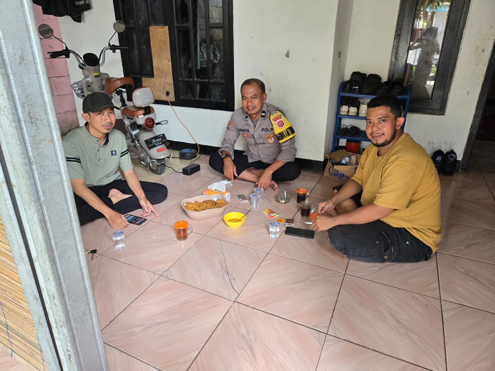 Aipda Asep Saeful Memberikan himbauan Kamtibmas kepada masyarakat desa Kemeri